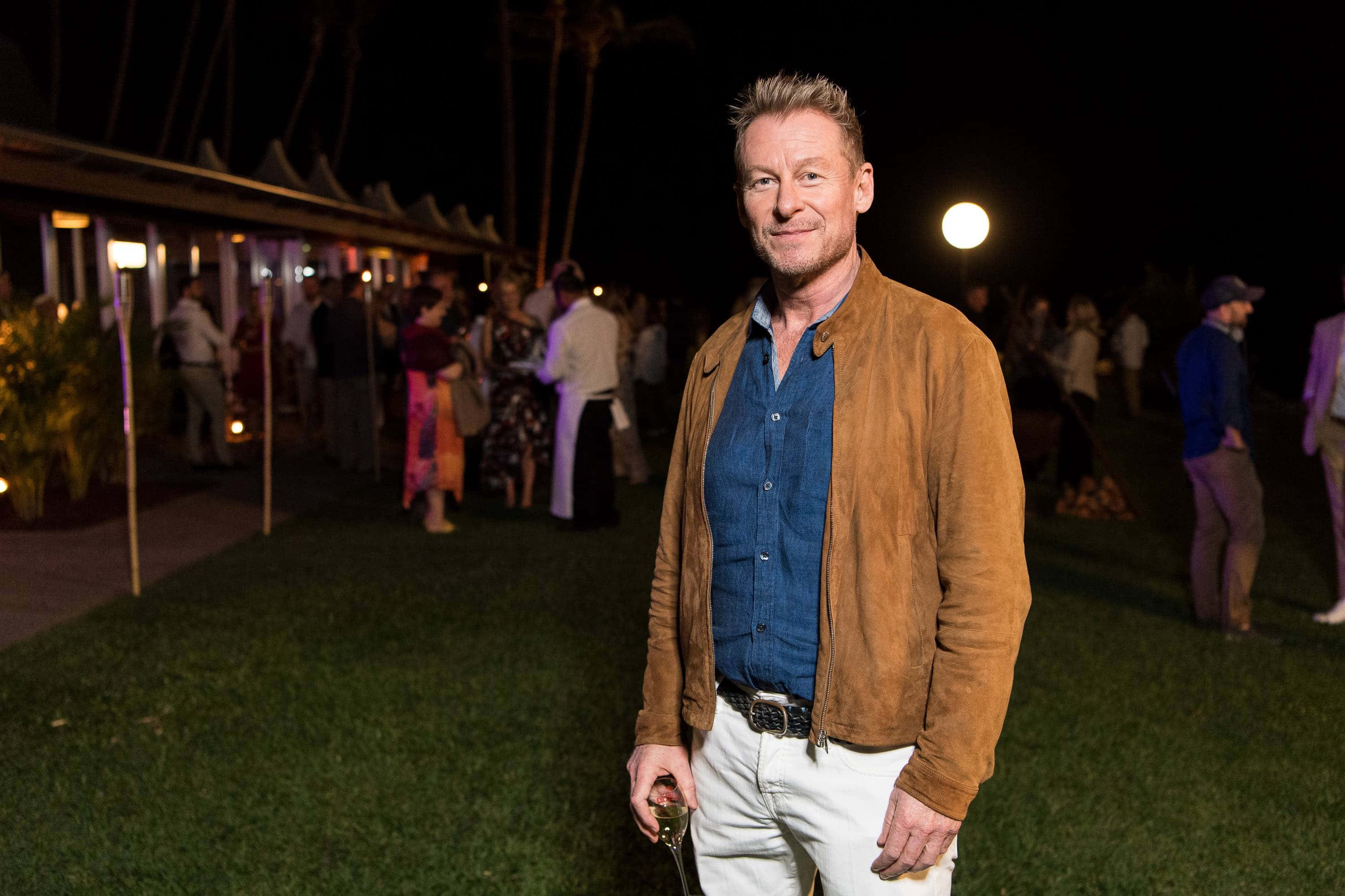 Richard Roxburgh, brown suede jacket, blue shirt, 2K Desktop Wallpaper