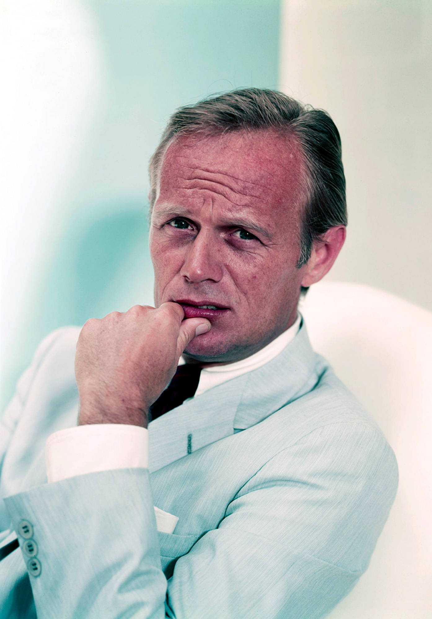 Richard Widmark, light blue suit, teal and white background, Full HD Phone Wallpaper