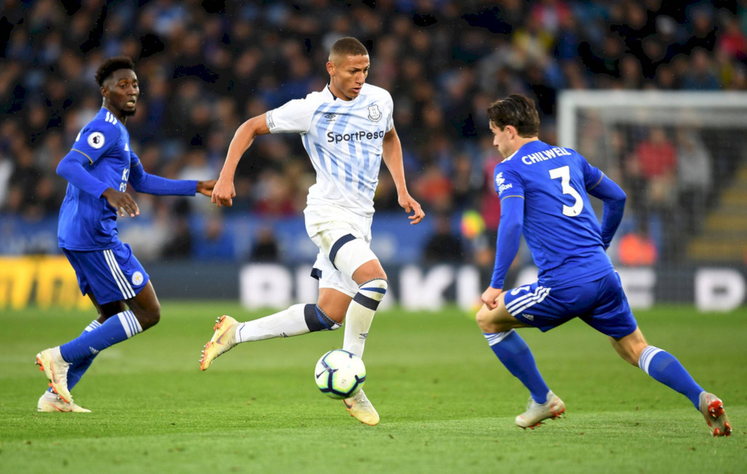 Richarlison De Andrade, white stripes, blue-uniformed defenders, Full HD Desktop Wallpaper
