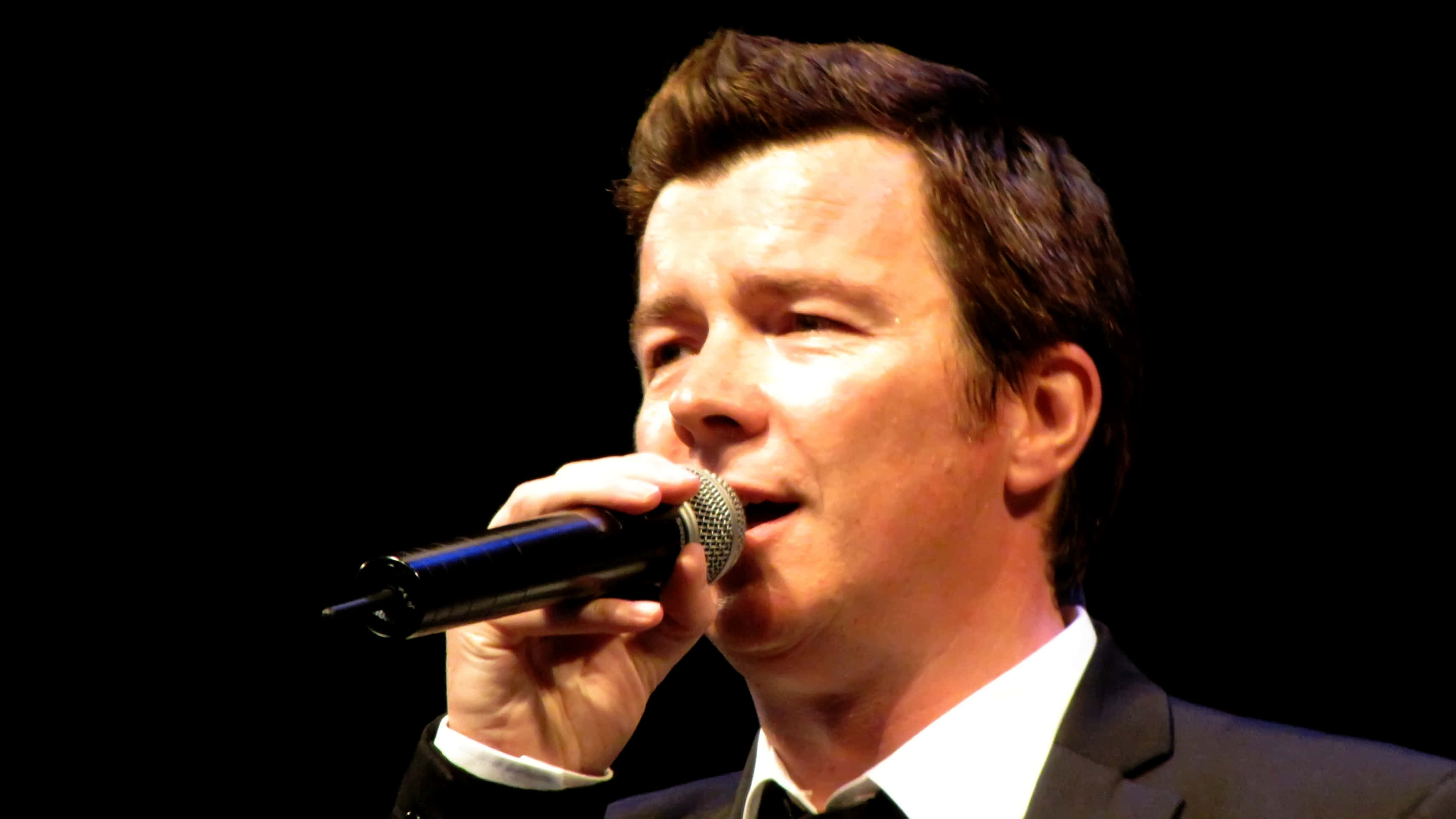 Rick Astley, pop music superstar, suit, 2K Desktop Wallpaper
