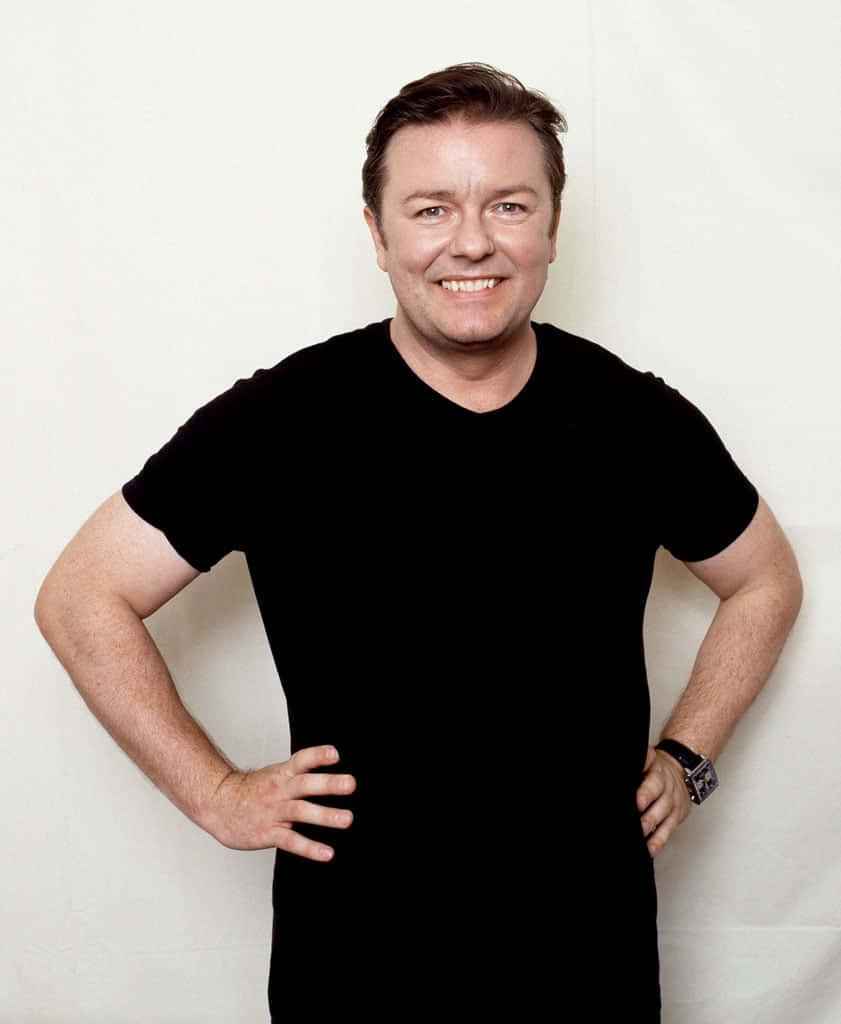 Ricky Gervais, black t-shirt, hands on hips, SD Phone Wallpaper