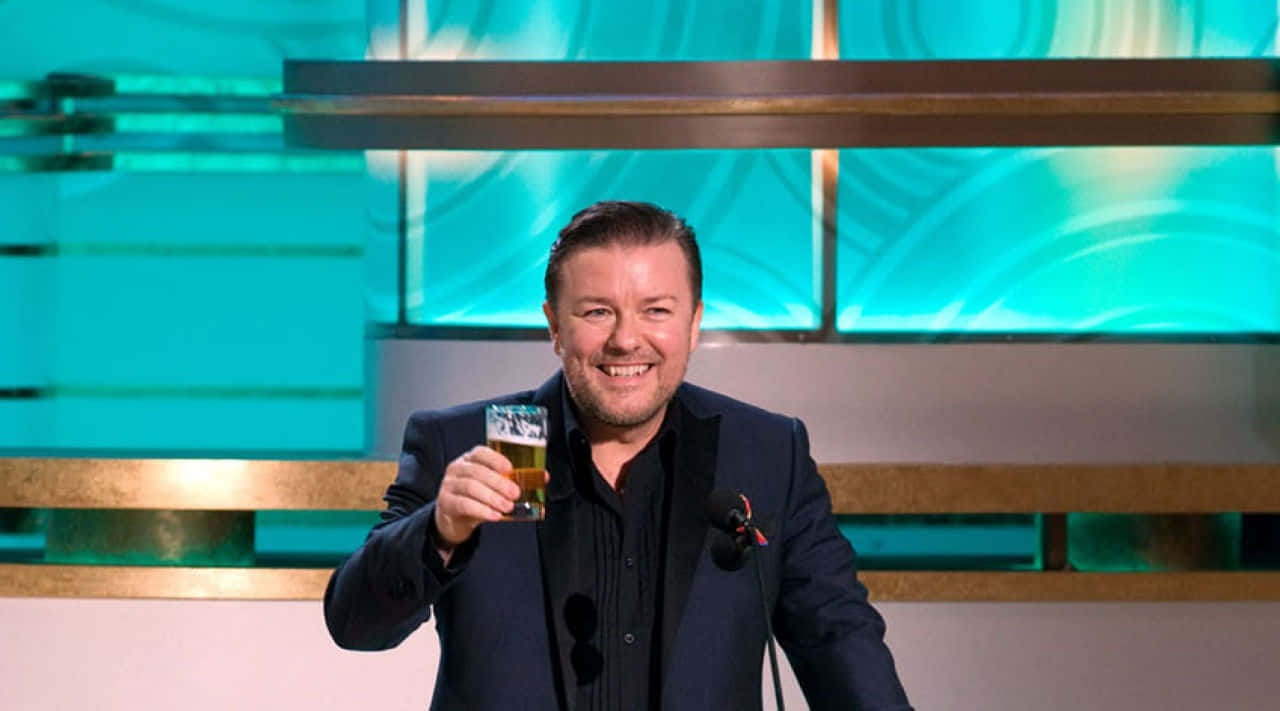 Ricky Gervais, dark suit, glass of beer, HD Desktop Wallpaper