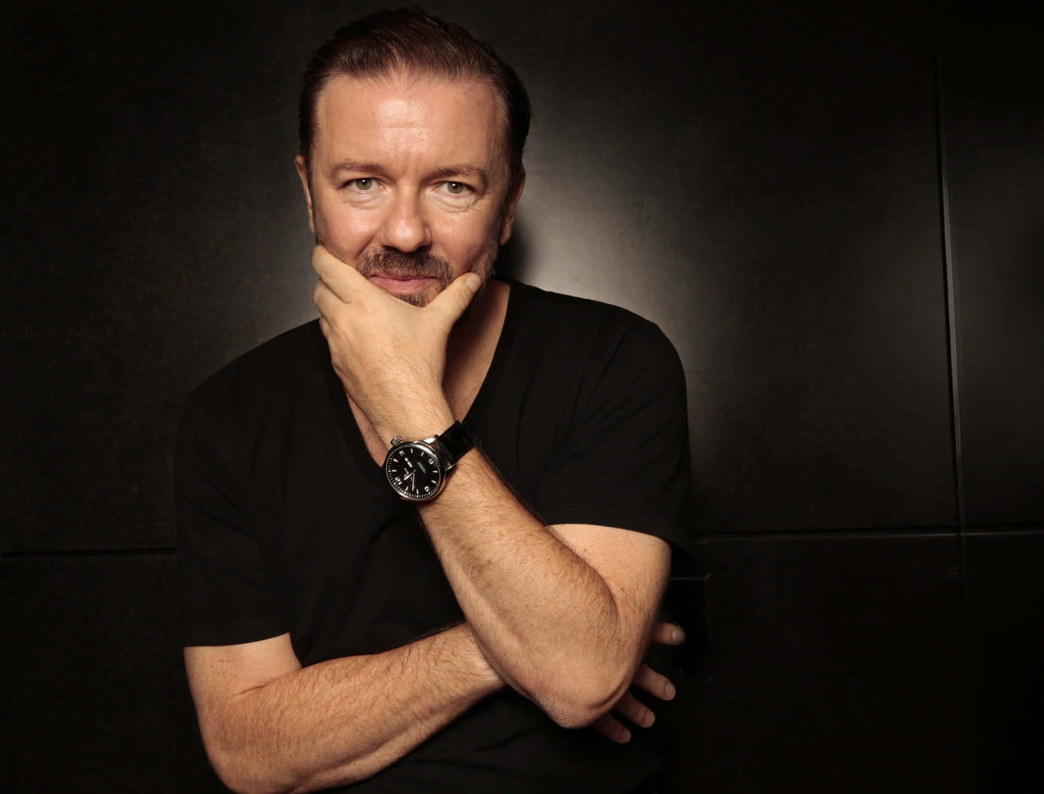 Ricky Gervais, black t-shirt, dark textured wall, Full HD Desktop Wallpaper