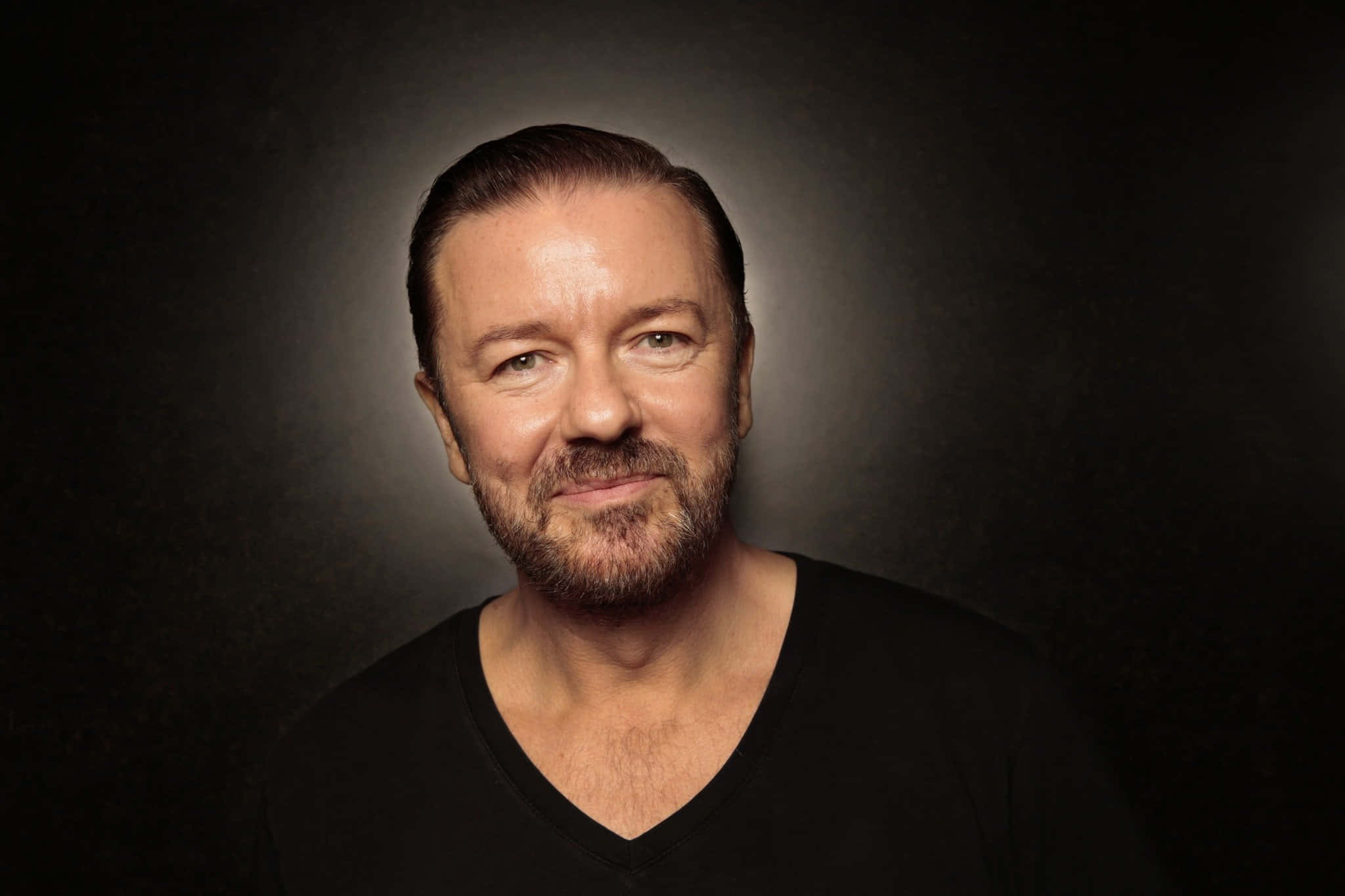 Ricky Gervais, black v-neck shirt, dark gradient background, Full HD Desktop Wallpaper