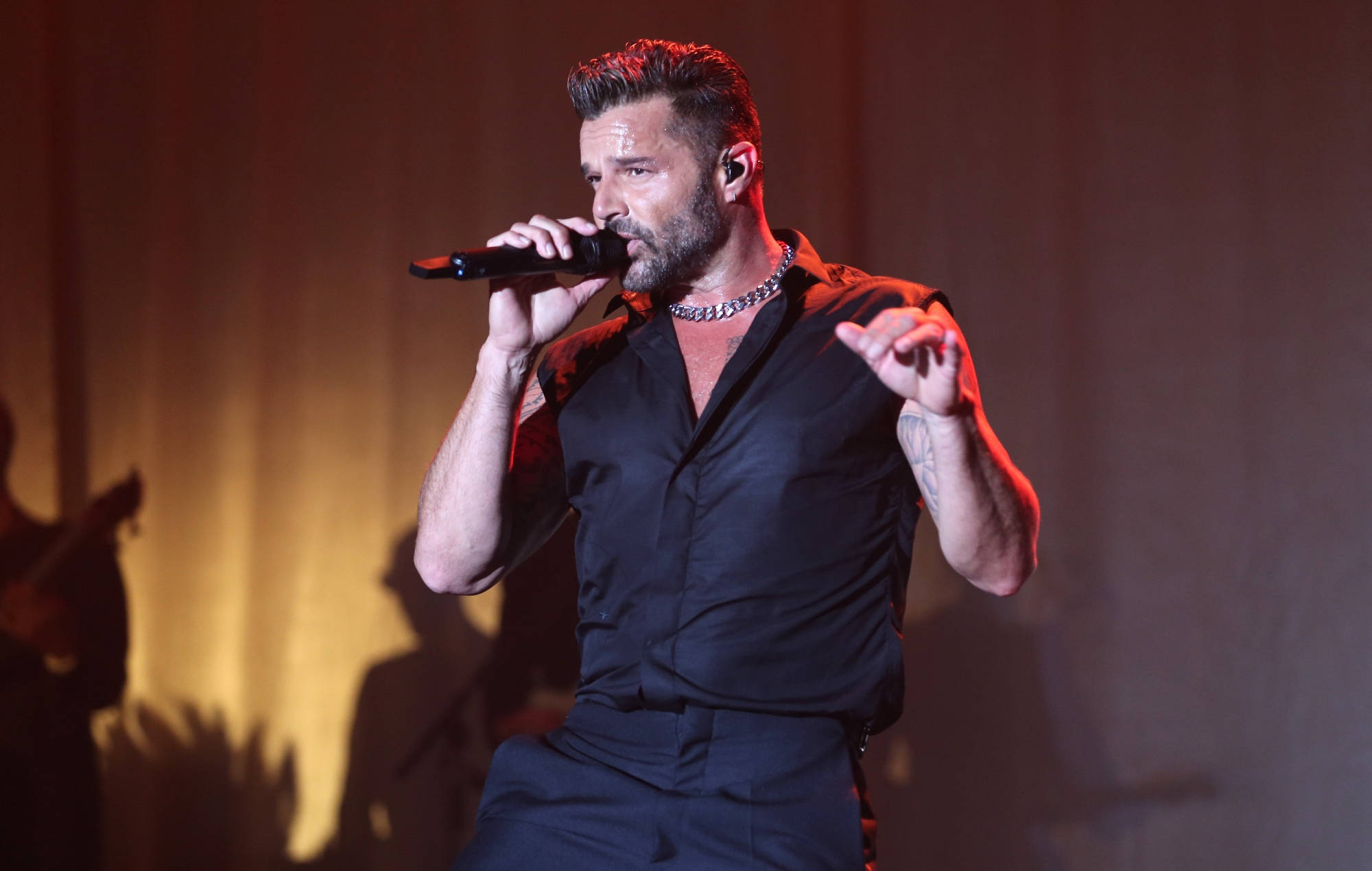 Ricky Martin, stage, red and yellow lights, Full HD Desktop Wallpaper