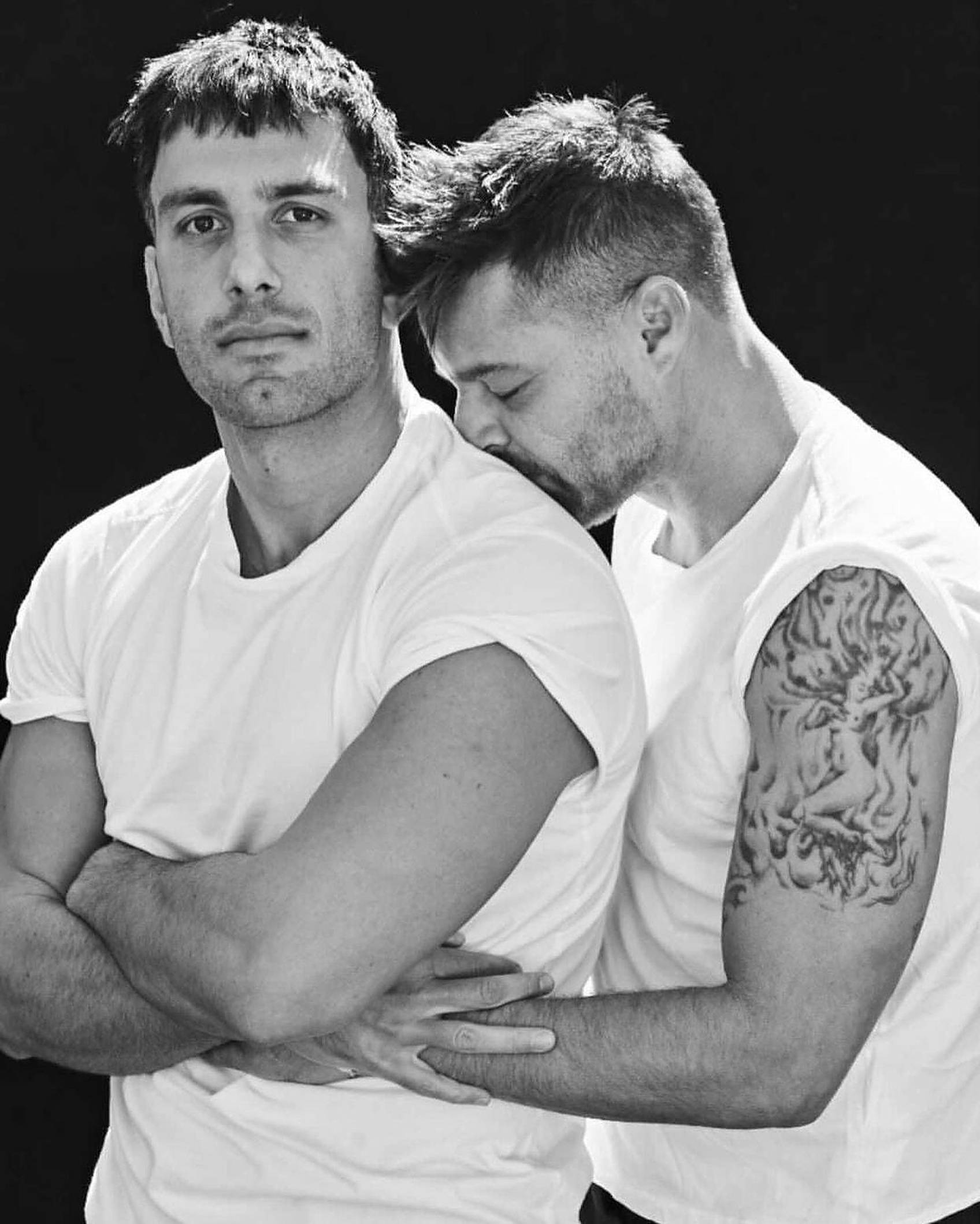 Ricky Martin, husband, white t-shirts, Full HD Phone Wallpaper