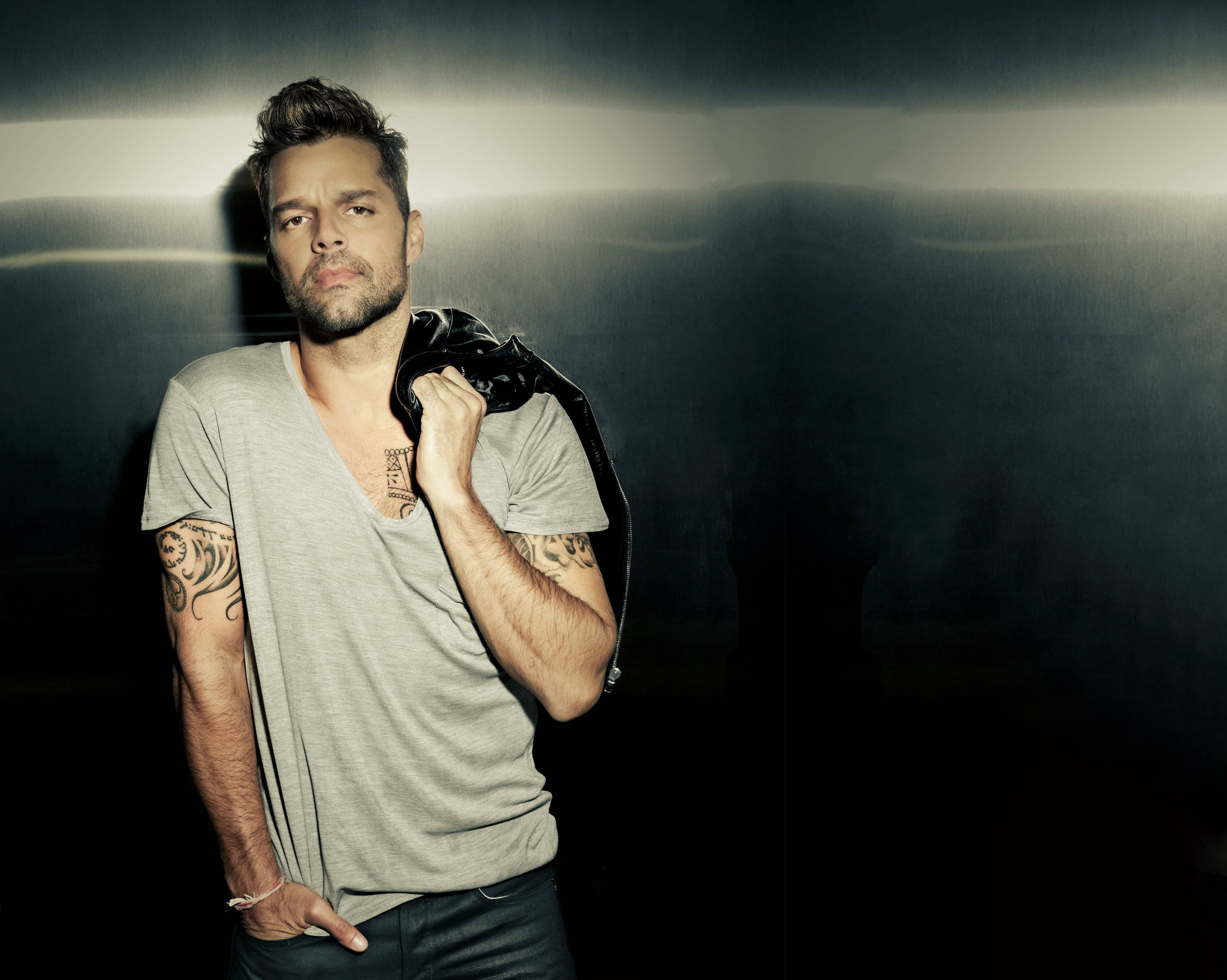 Ricky Martin, tattoos, gray shirt, 2K Desktop Wallpaper