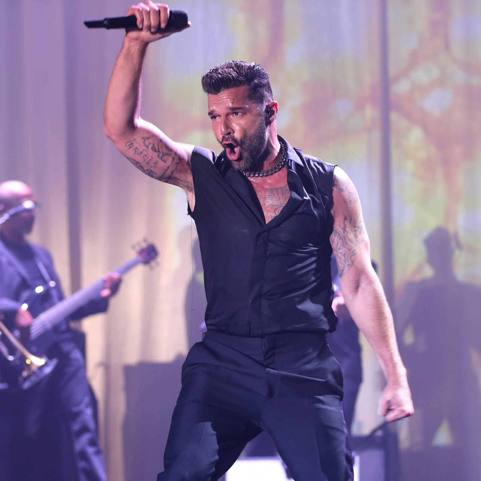 Ricky Martin, black sleeveless shirt, microphone, HD Desktop Wallpaper