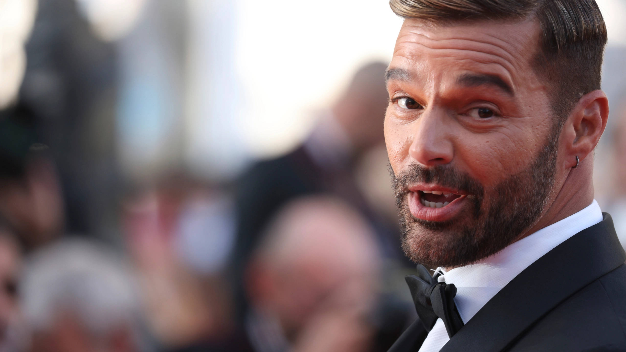 Ricky Martin, black tuxedo, bow tie, 2K Desktop Wallpaper