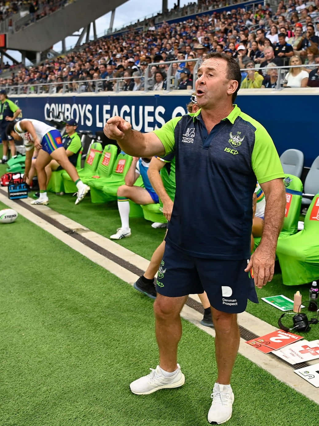 Ricky Stuart, navy and lime green uniform, sideline, HD Phone Wallpaper