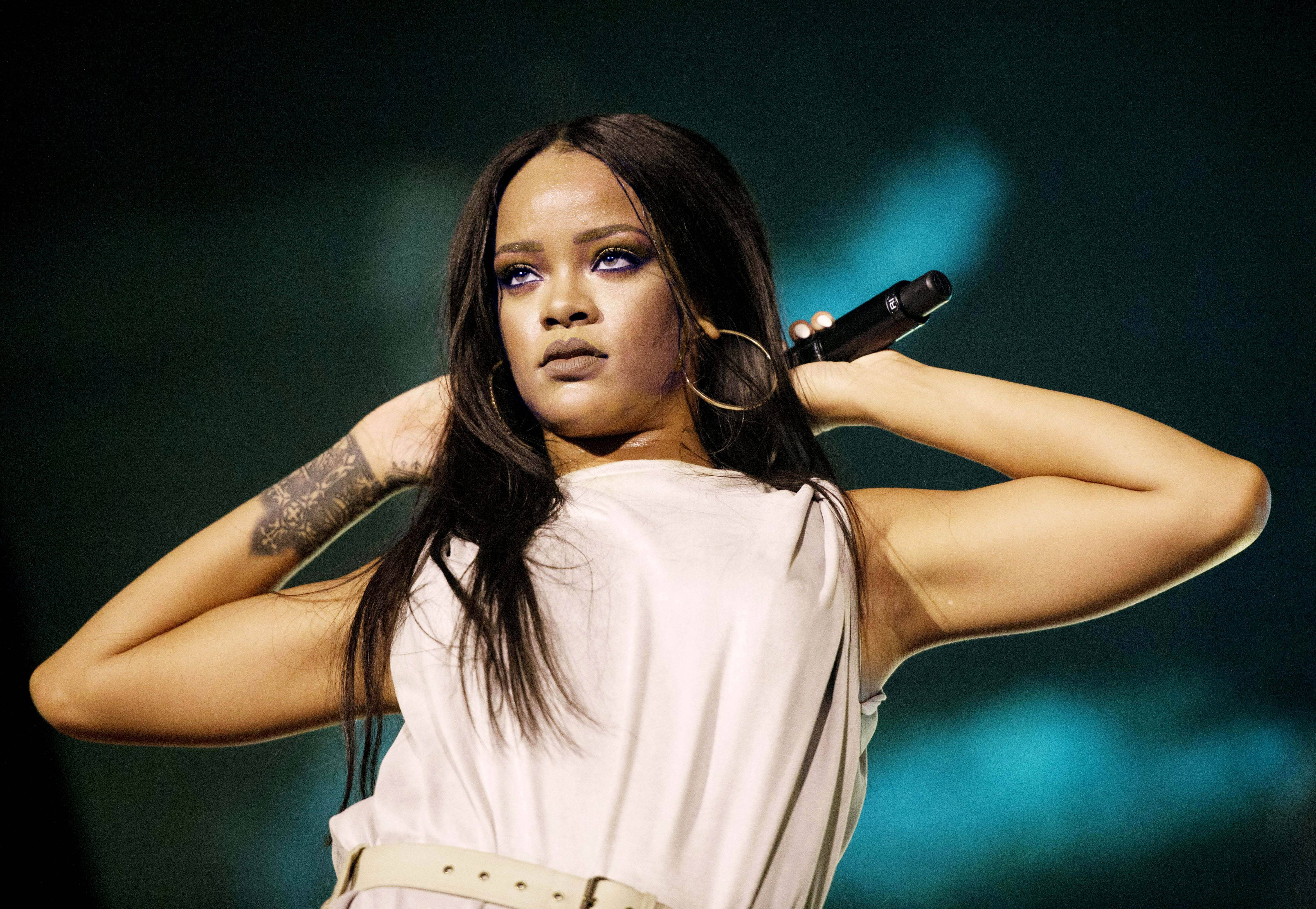 Rihanna, concert, microphone, 5K Desktop Wallpaper