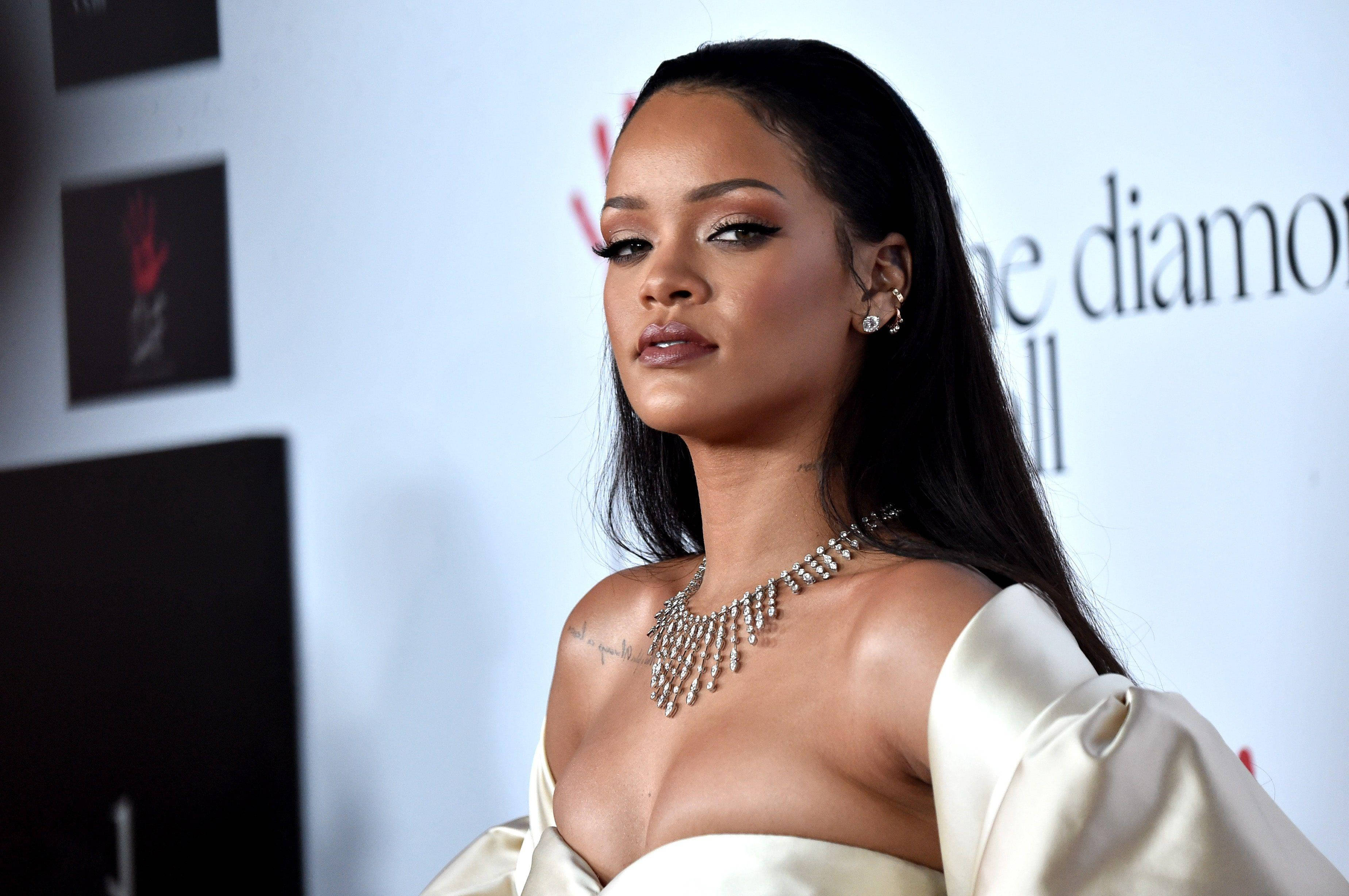 Rihanna, cream satin gown, sparkling diamond necklace, 2K Desktop Wallpaper