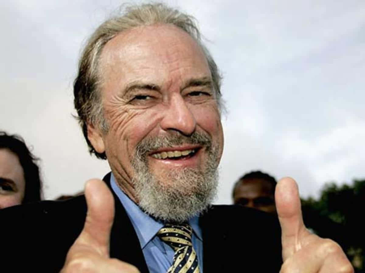 Rip Torn, gray beard, thumbs up, SD Desktop Wallpaper