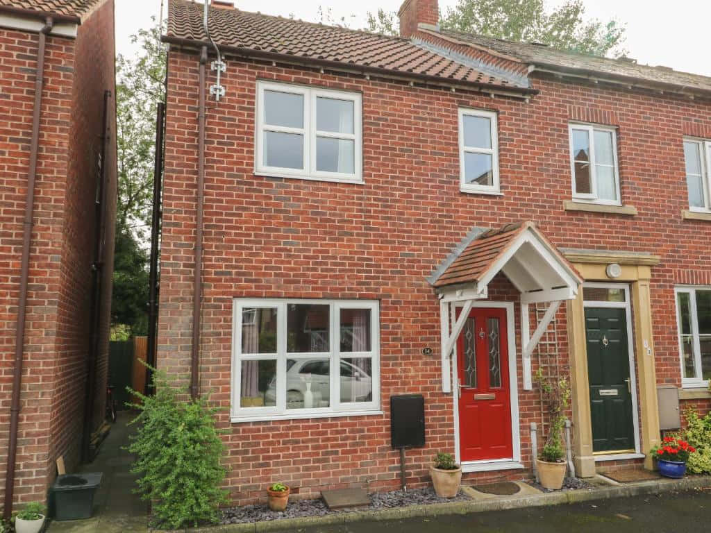 traditional brick terraced house, Ripon U K, red-brick, SD Desktop Wallpaper