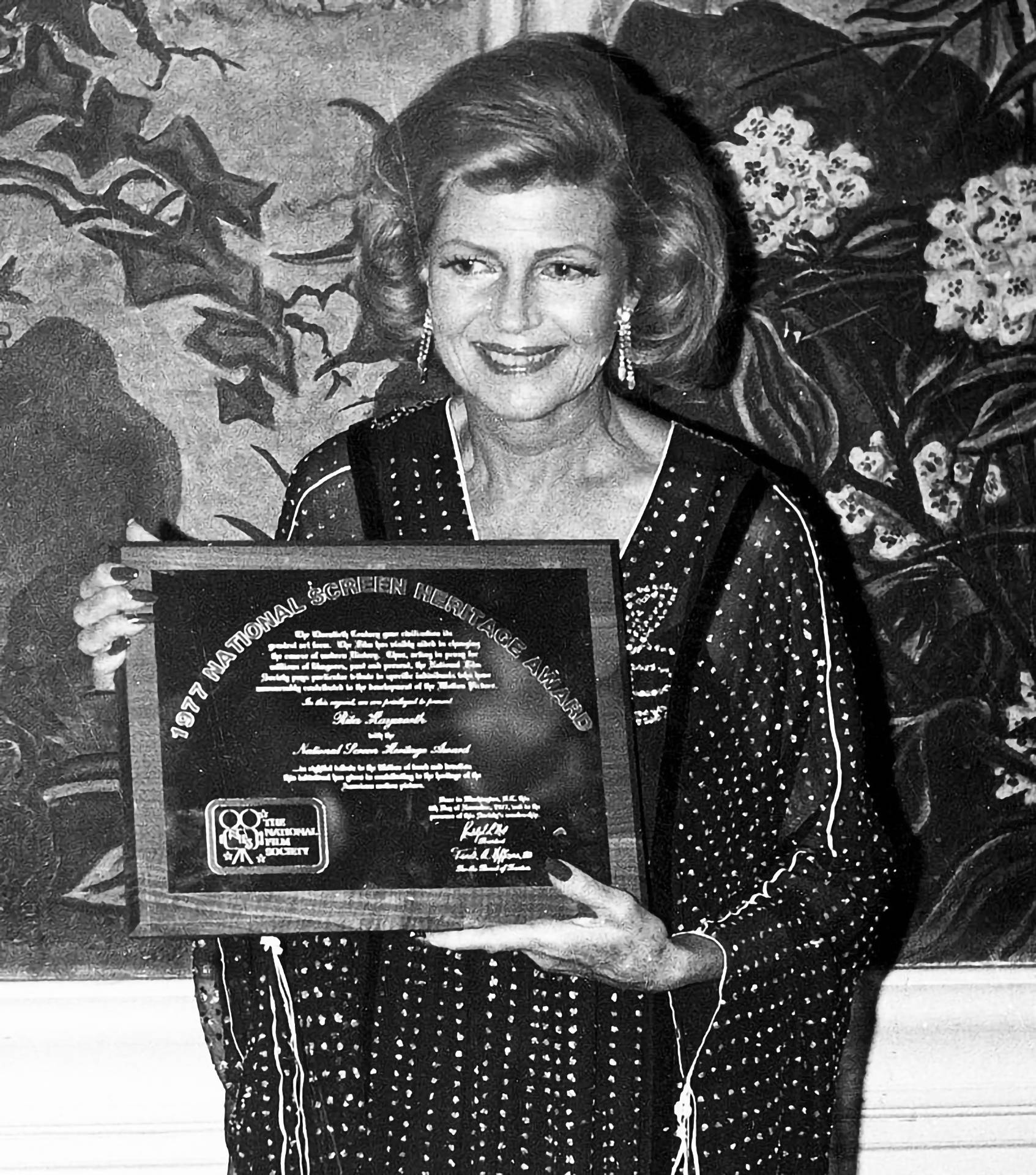 Rita Hayworth, 1977 National Screen Heritage Award, patterned dress, Full HD Phone Wallpaper
