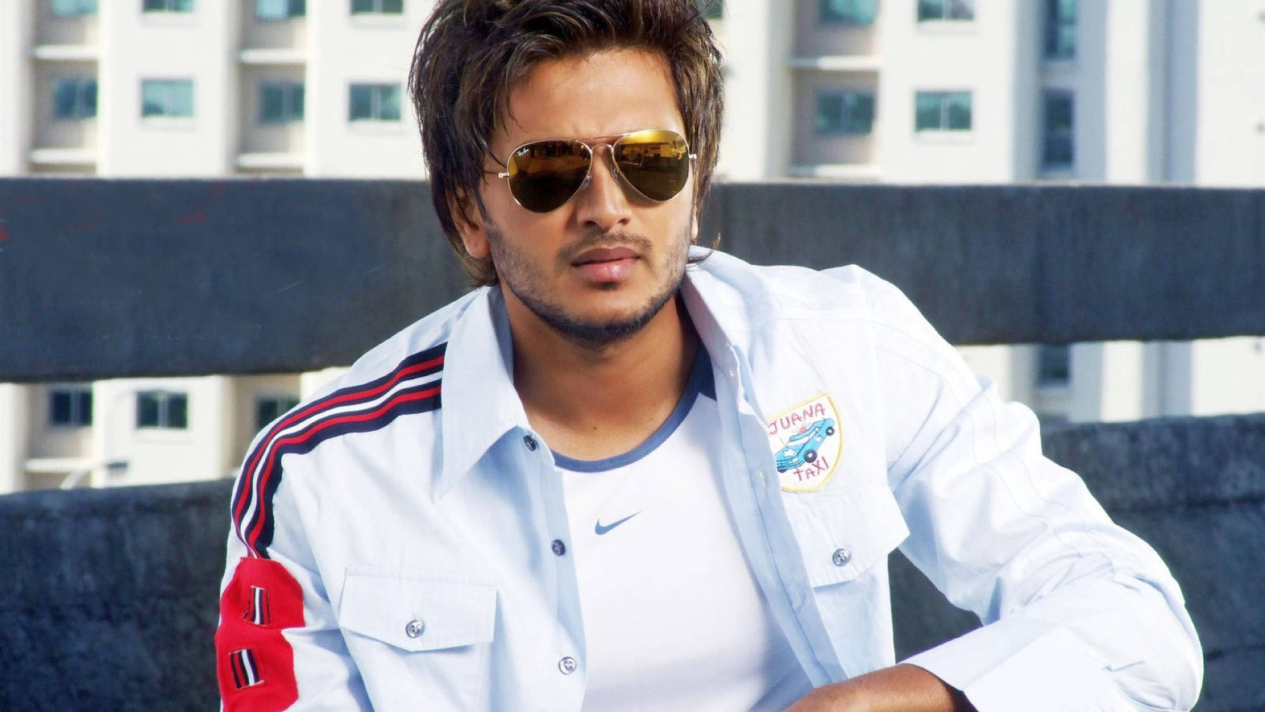 Riteish Deshmukh, white jacket, sunglasses, 2K Desktop Wallpaper