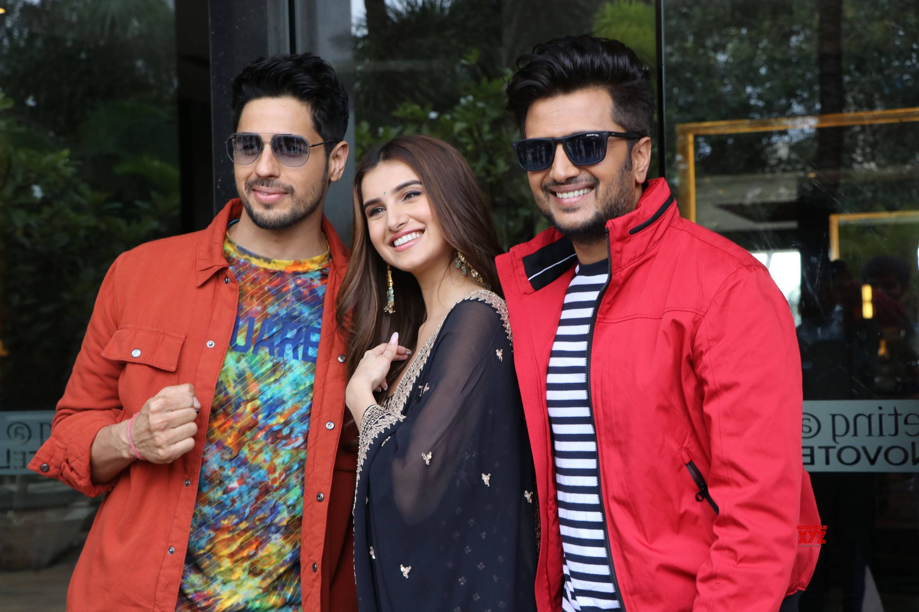 Riteish Deshmukh, red cool jacket, colorful jackets, 2K Desktop Wallpaper