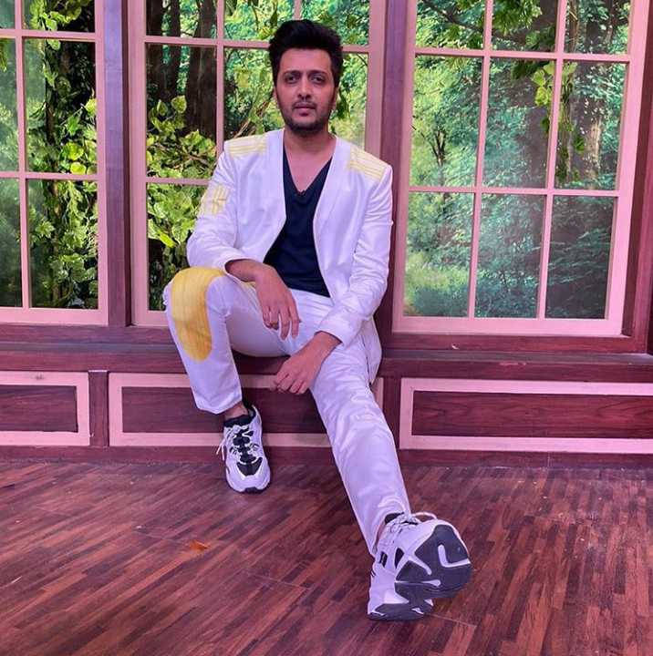 Riteish Deshmukh, white suit, yellow accents, SD Phone Wallpaper