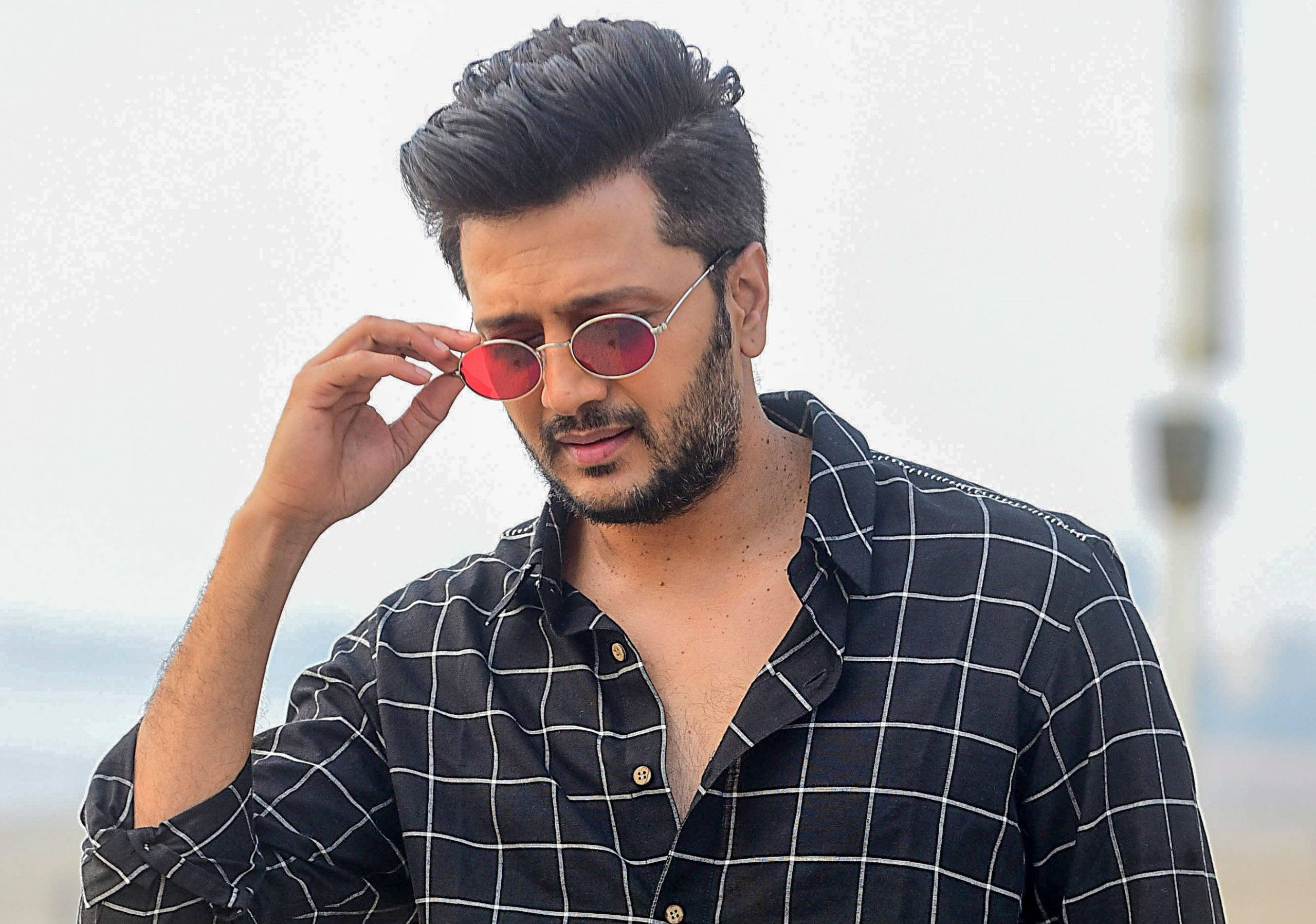 Riteish Deshmukh, red-tinted sunglasses, black and white checkered shirt, 2K Desktop Wallpaper