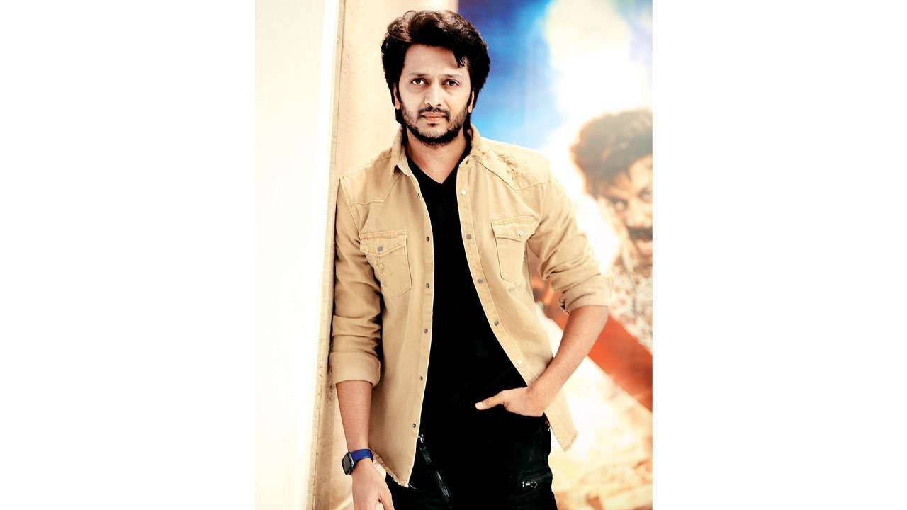 Riteish Deshmukh, beige shirt, wall, HD Desktop Wallpaper