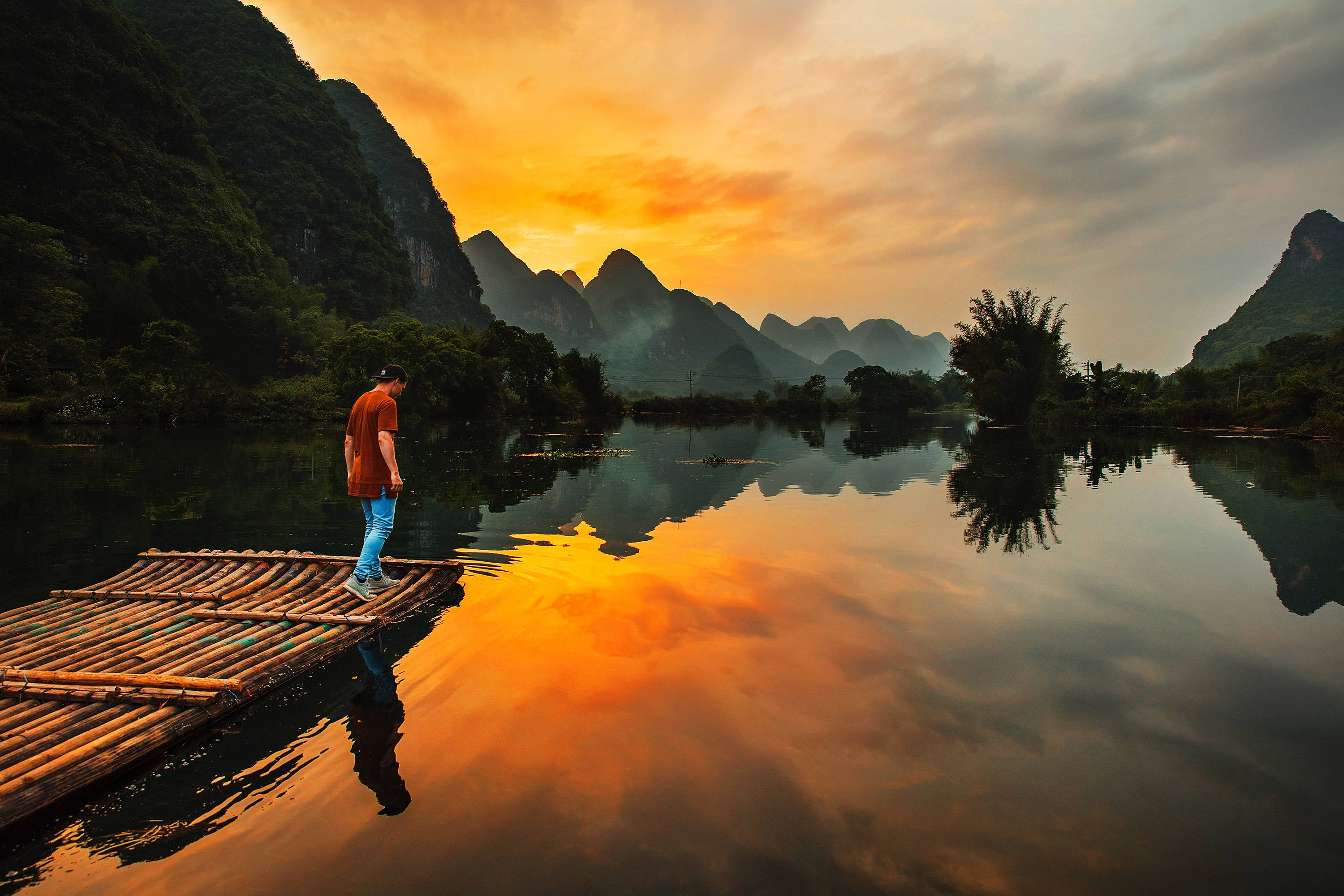 man on a raft, riverside, sunset, 2K Desktop Wallpaper