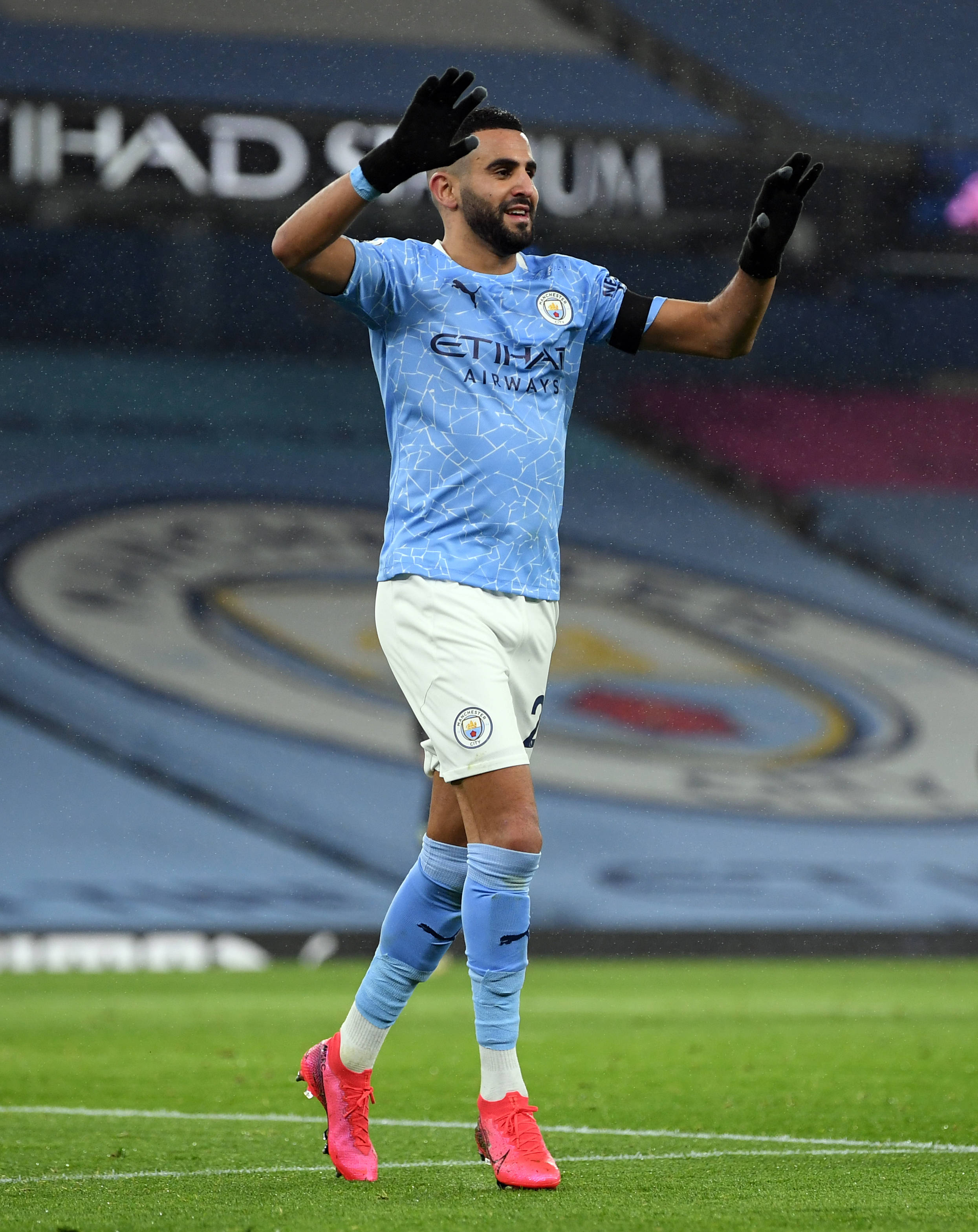 Riyad Mahrez, black gloves, light blue Manchester City jersey, 2K Phone Wallpaper