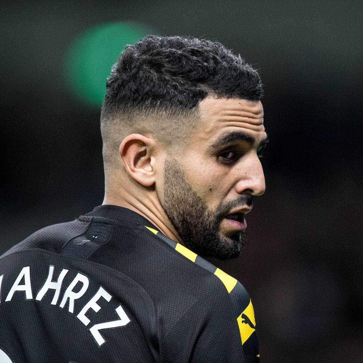 Riyad Mahrez, black and yellow jersey, intense focused expression, SD Desktop Wallpaper