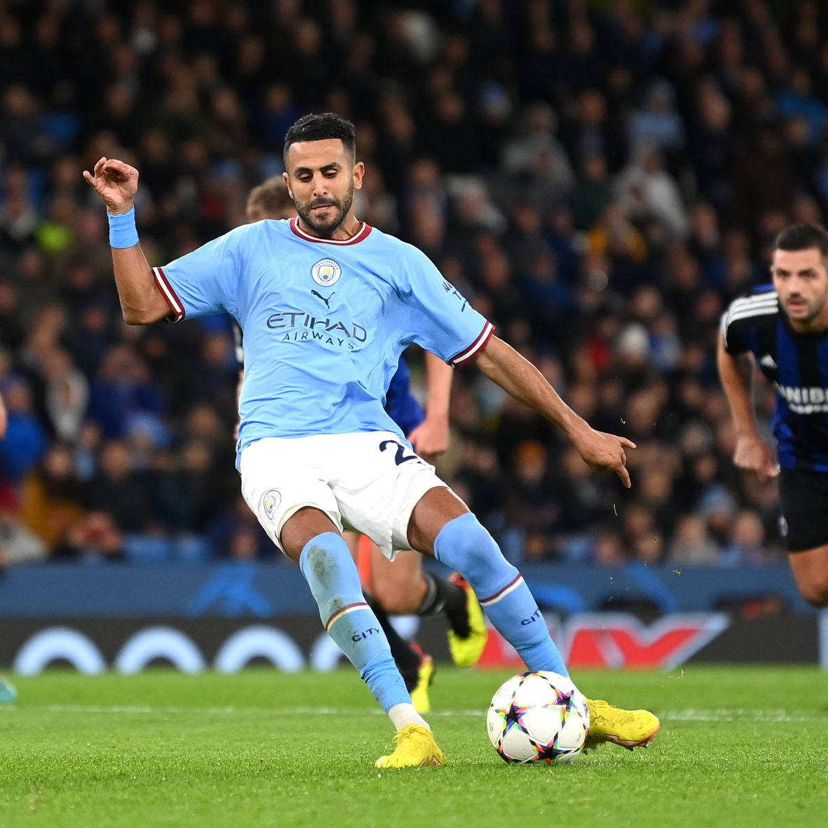 Riyad Mahrez, light blue jersey, star-patterned ball, SD Desktop Wallpaper