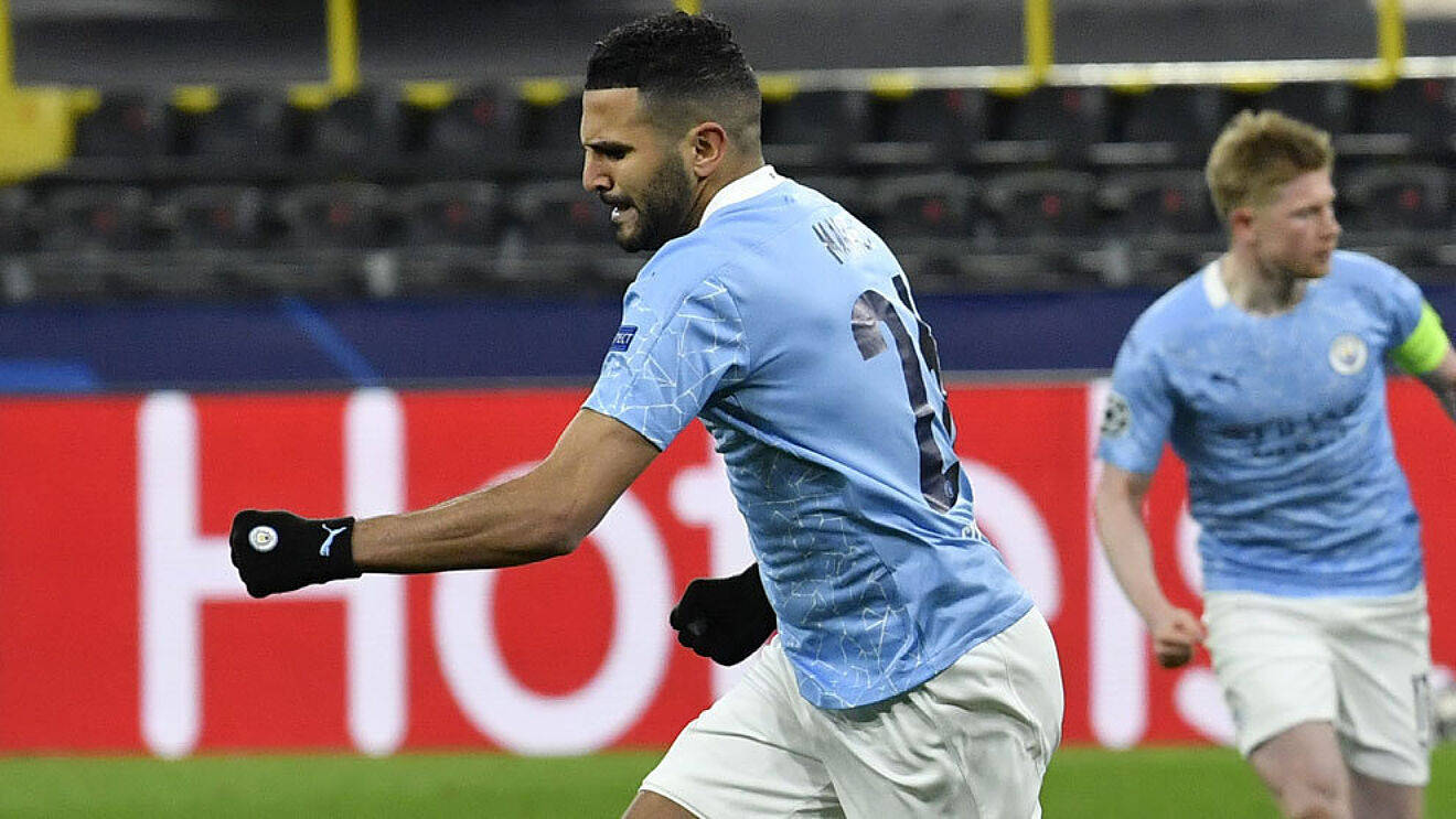 Riyad Mahrez, black seats, light blue jersey, HD Desktop Wallpaper