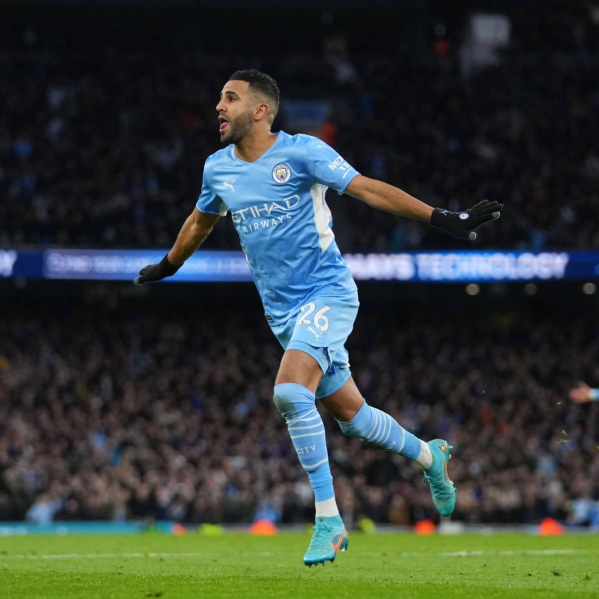 Riyad Mahrez, black gloves, running, SD Desktop Wallpaper