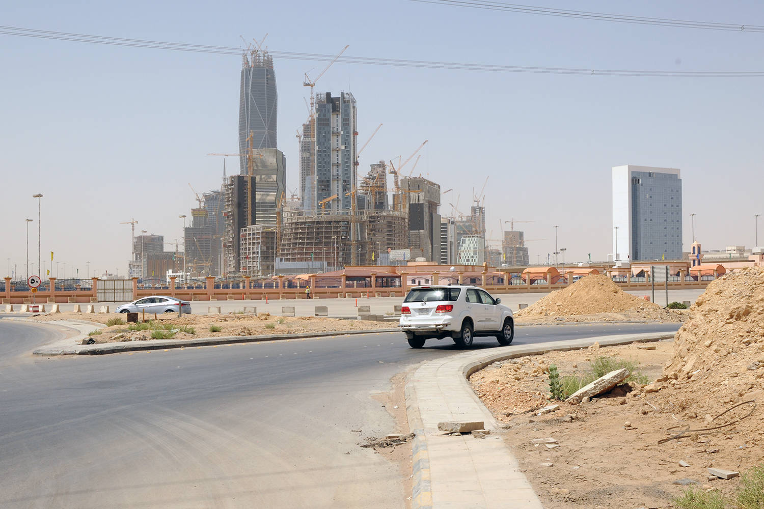Riyadh, white SUV, curved road, HD Desktop Wallpaper