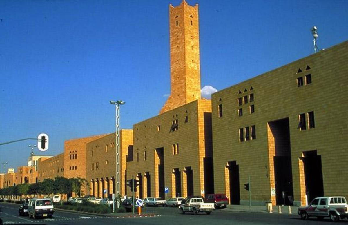 terracotta-colored building, towering minaret, clear blue sky, SD Desktop Wallpaper