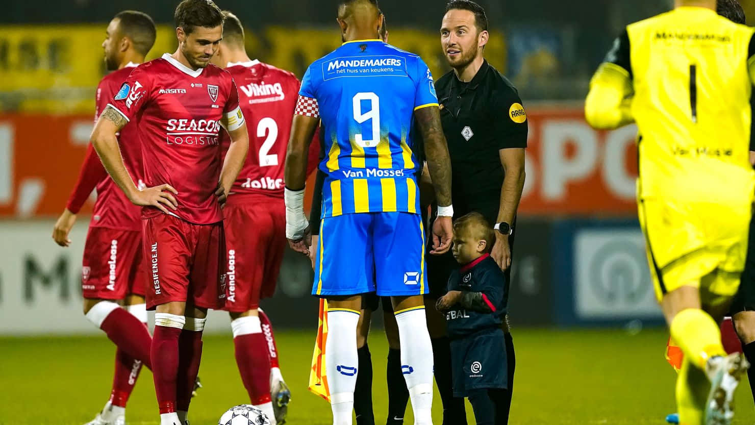 R K C Waalwijk, blue and yellow #9 player, soccer referee, HD Desktop Wallpaper