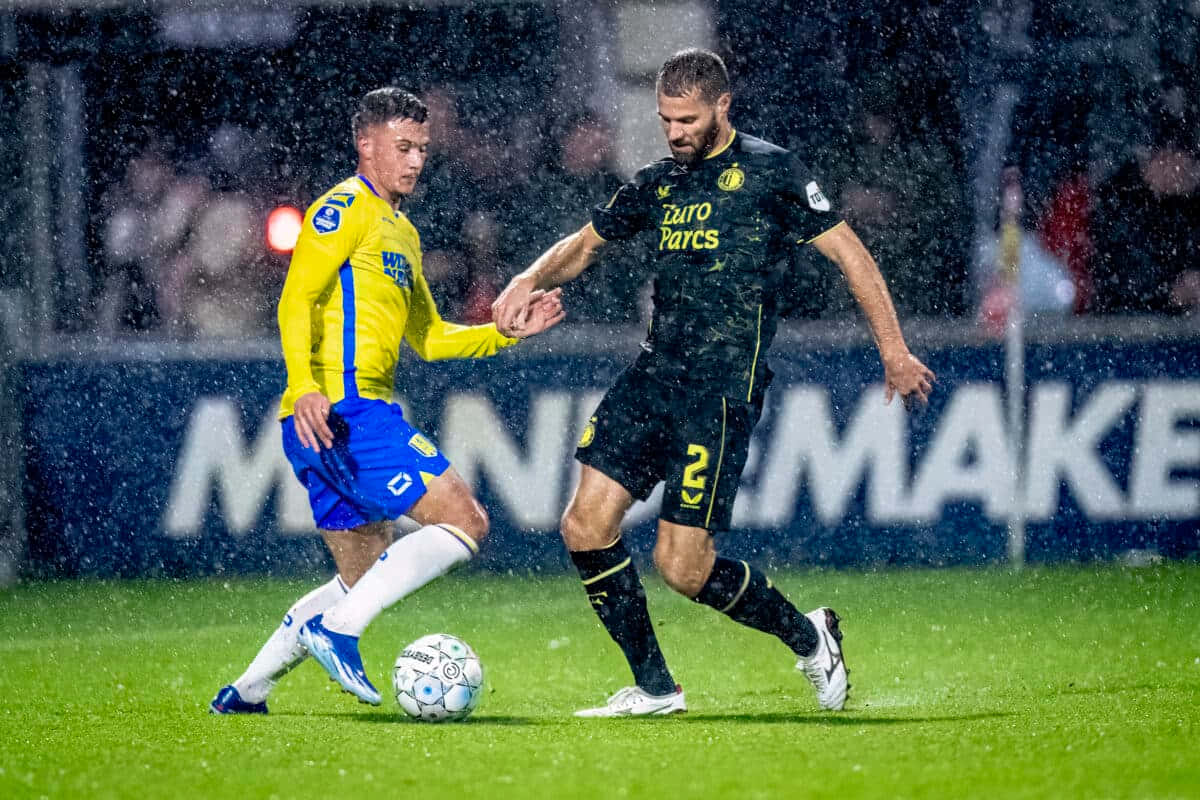RKC Waalwijk, rainy match, soccer players, SD Desktop Wallpaper