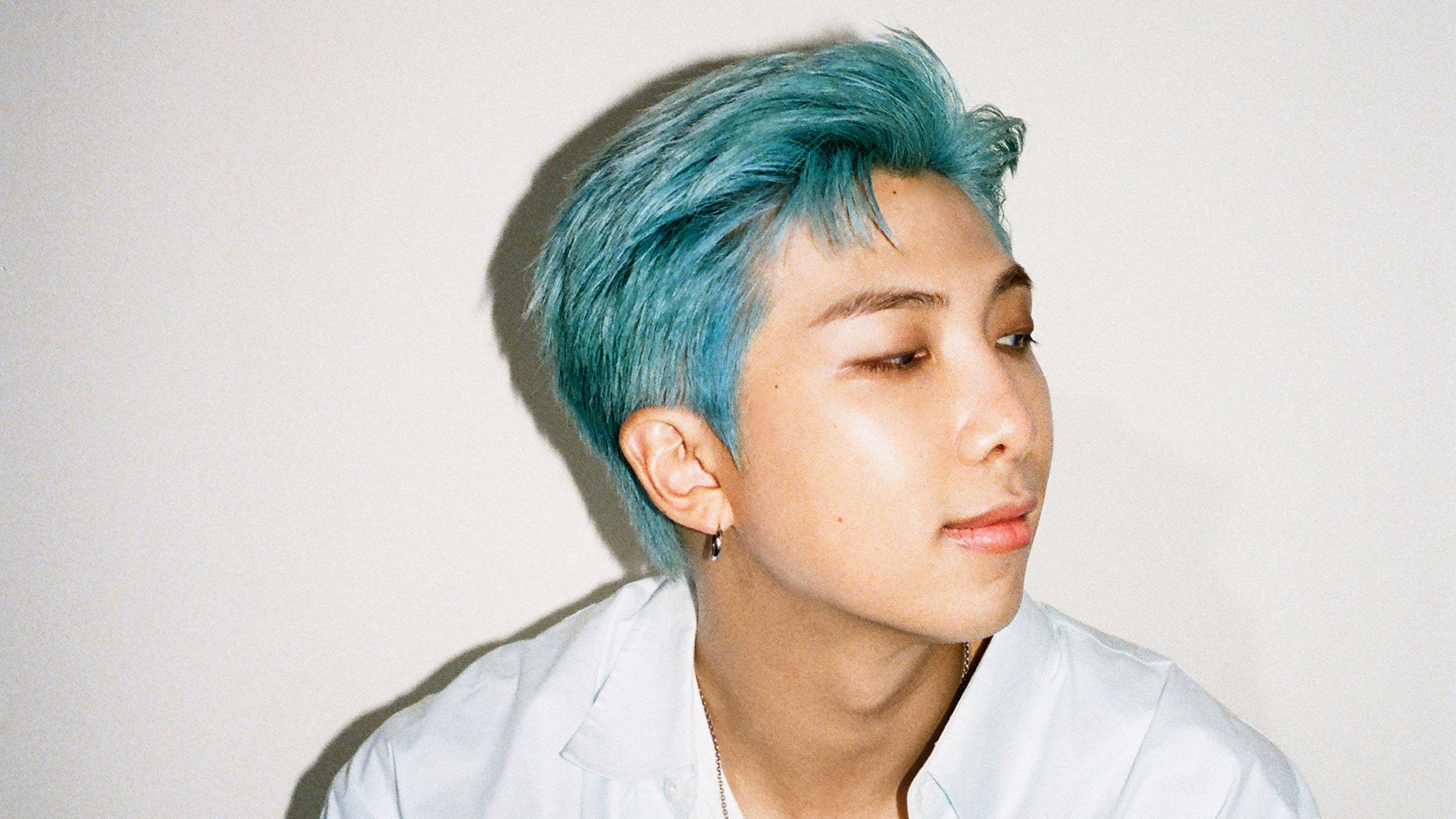 RM, blue hair, white wall, 2K Desktop Wallpaper