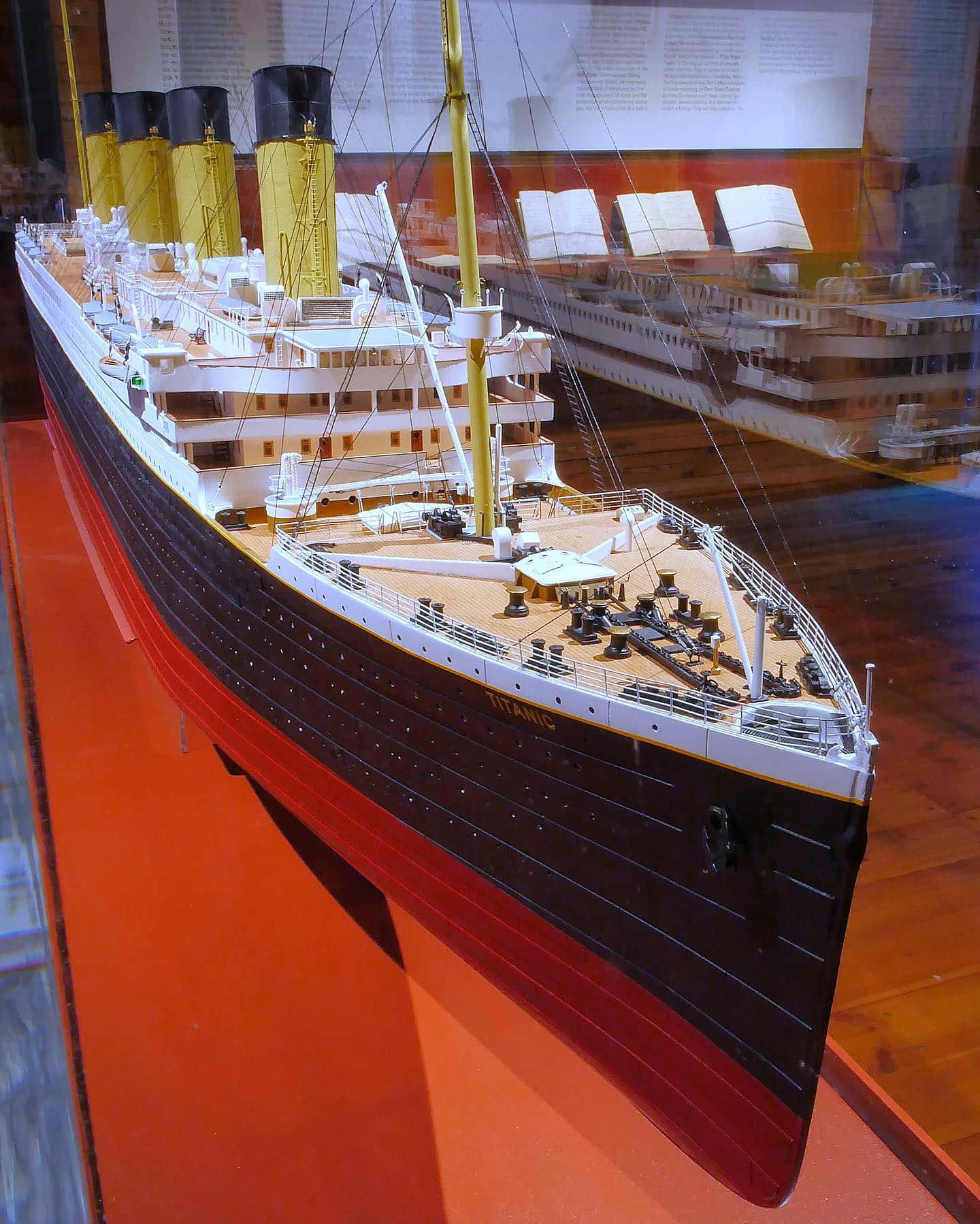 RMS Titanic Museum, ship model, museum case, HD Phone Wallpaper