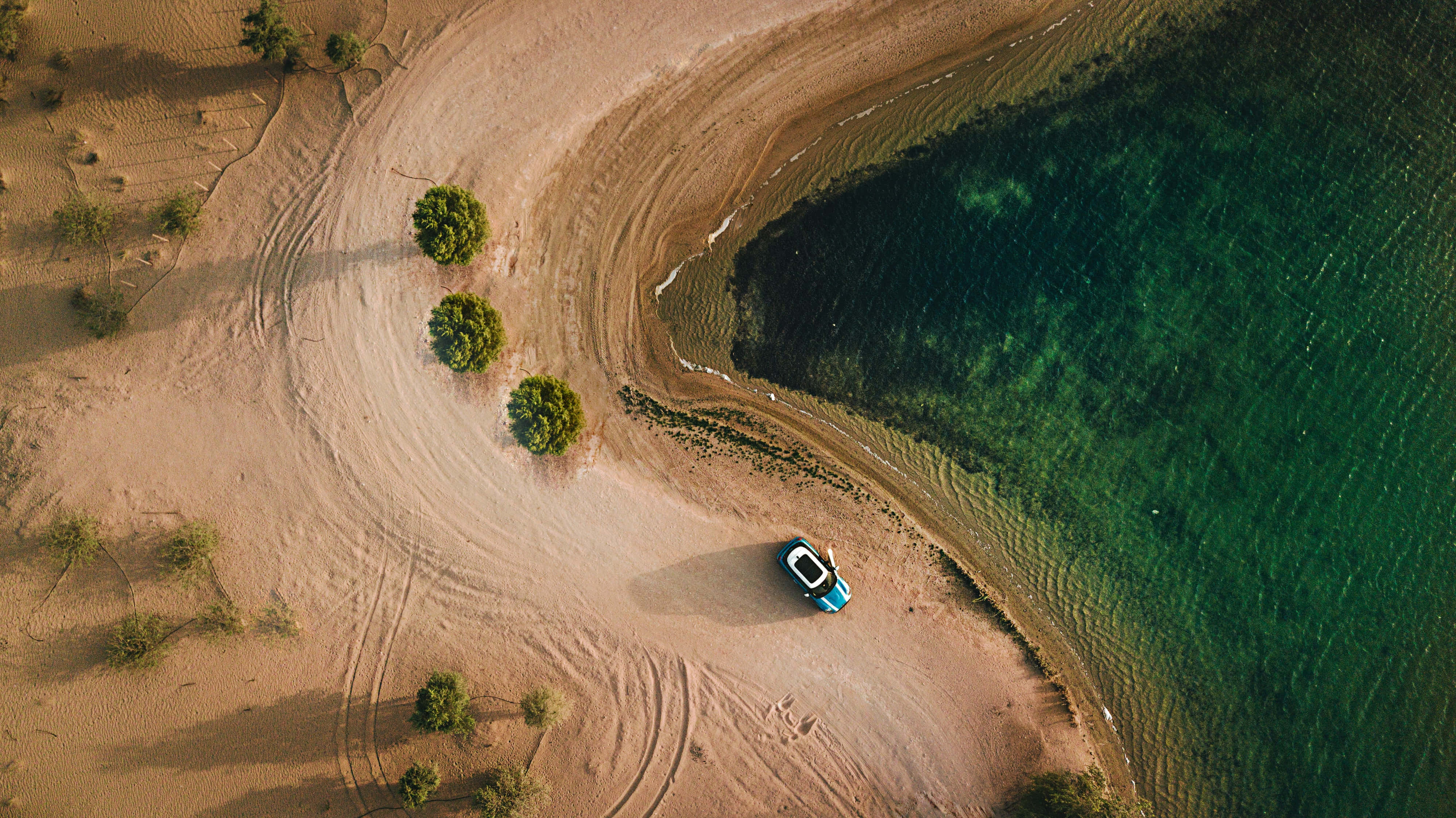 blue car, sandy shore, emerald-green water, 4K Desktop Wallpaper