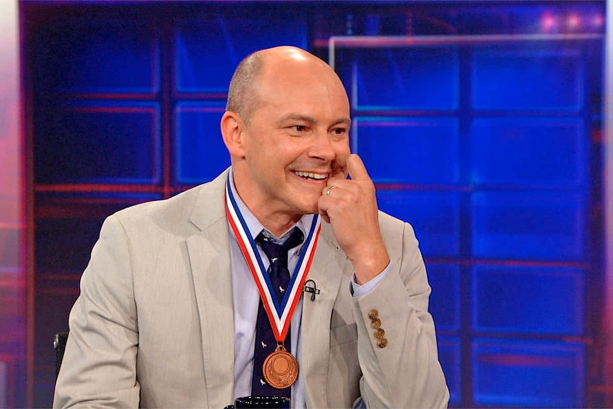 Rob Corddry, light gray suit, bronze medal, SD Desktop Wallpaper