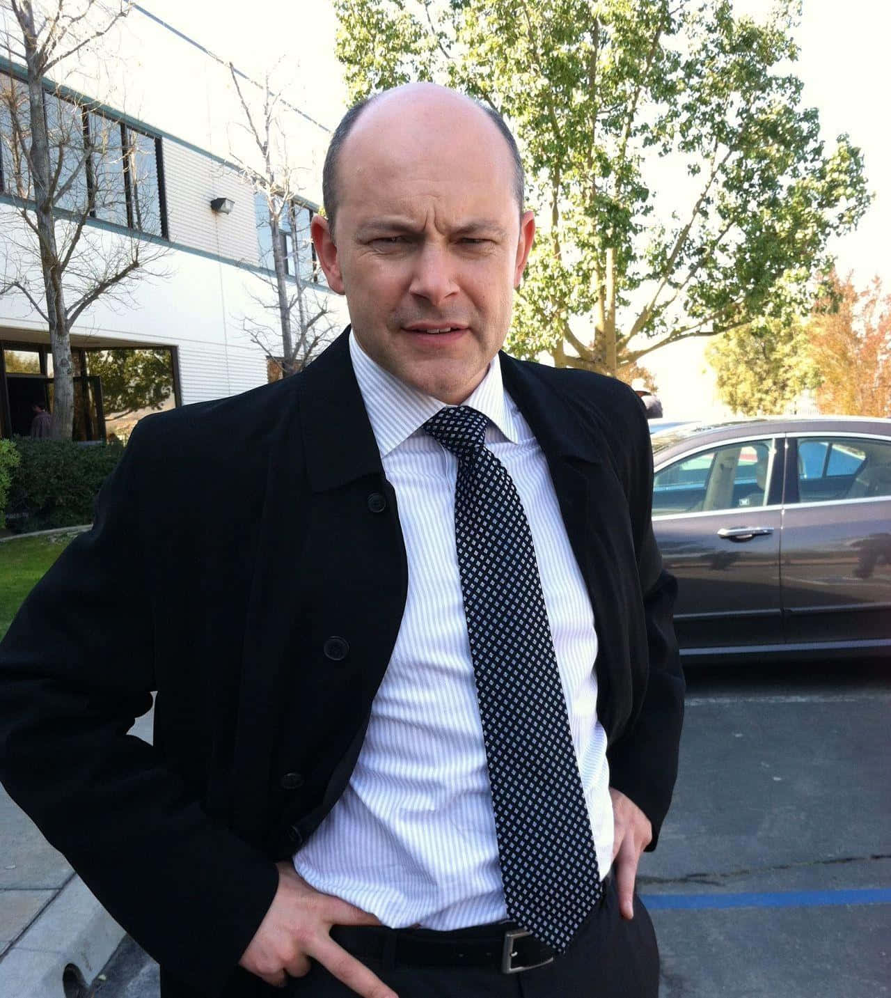 Rob Corddry, black suit, polka dot tie, HD Phone Wallpaper