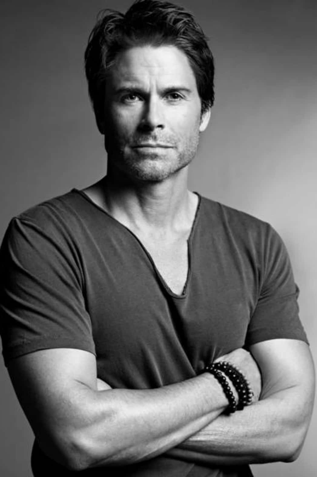 Rob Lowe, black and white studio portrait, arms crossed, HD Phone Wallpaper