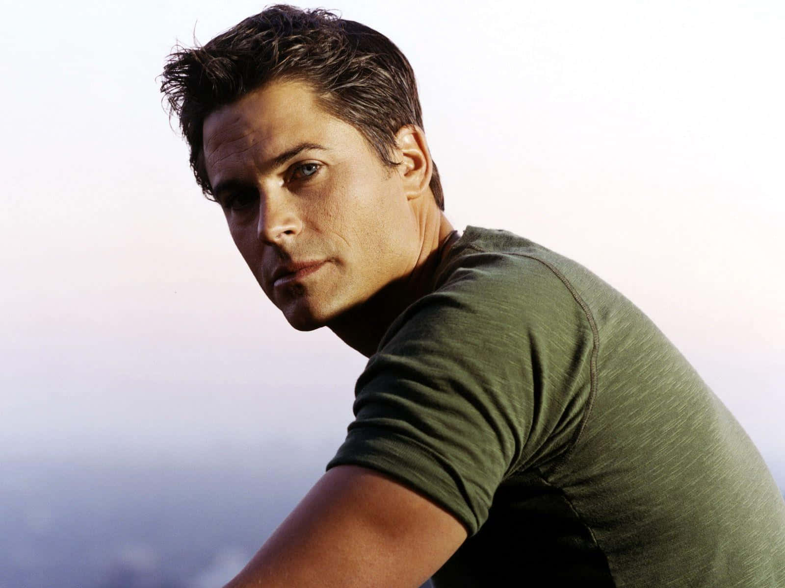 Rob Lowe, green t-shirt, hazy sky, HD Desktop Wallpaper