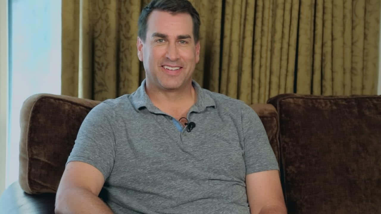 Rob Riggle, gray polo shirt, brown velvet couch, HD Desktop Wallpaper