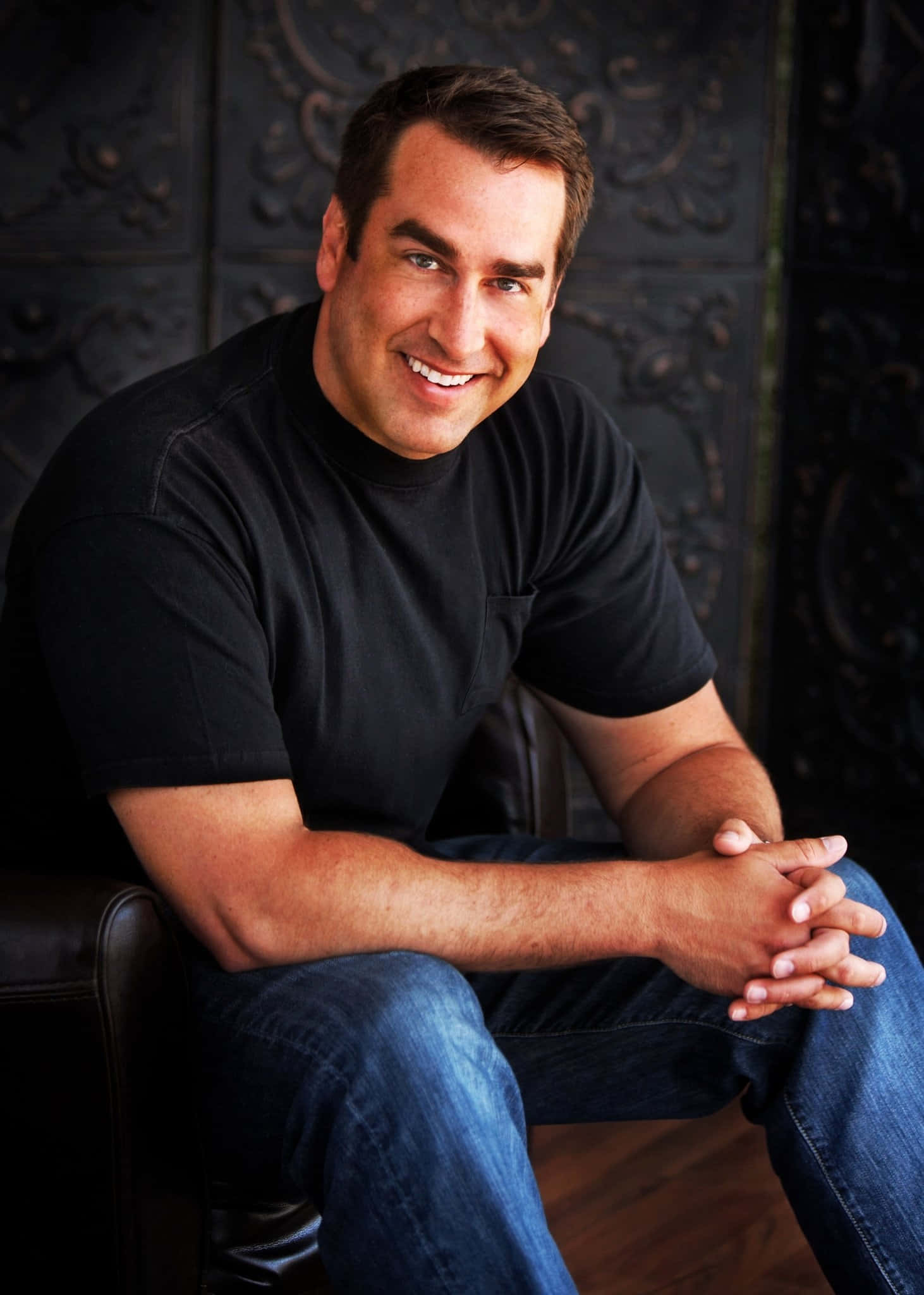 Rob Riggle, black t-shirt, blue jeans, Full HD Phone Wallpaper