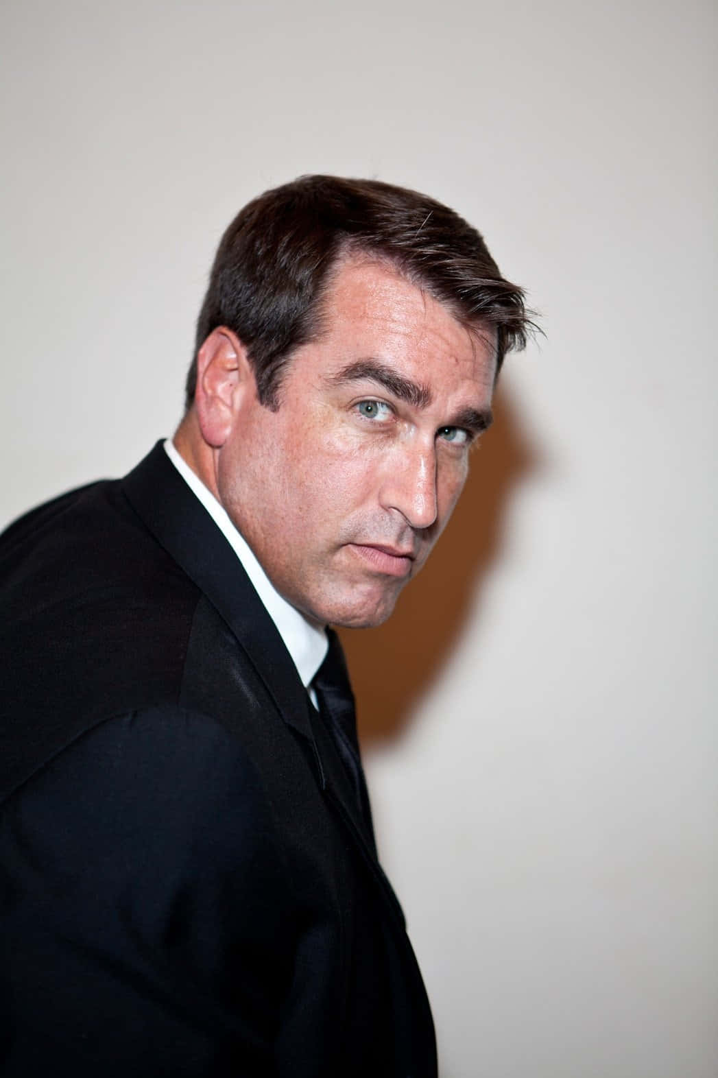Rob Riggle, black suit, off-white wall, HD Phone Wallpaper