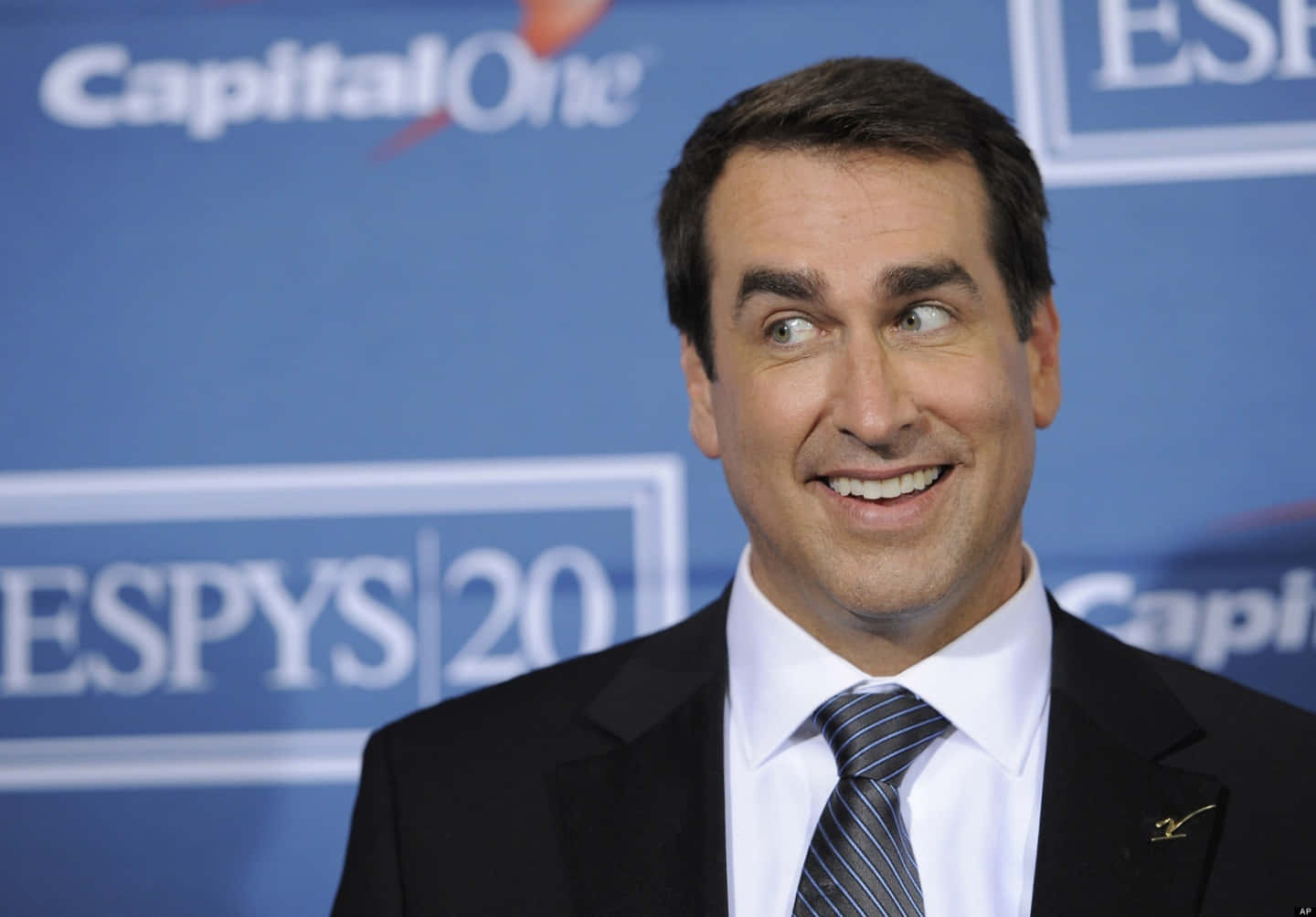 Rob Riggle, suit, blue ESPN ESPYS 20 backdrop, HD Desktop Wallpaper