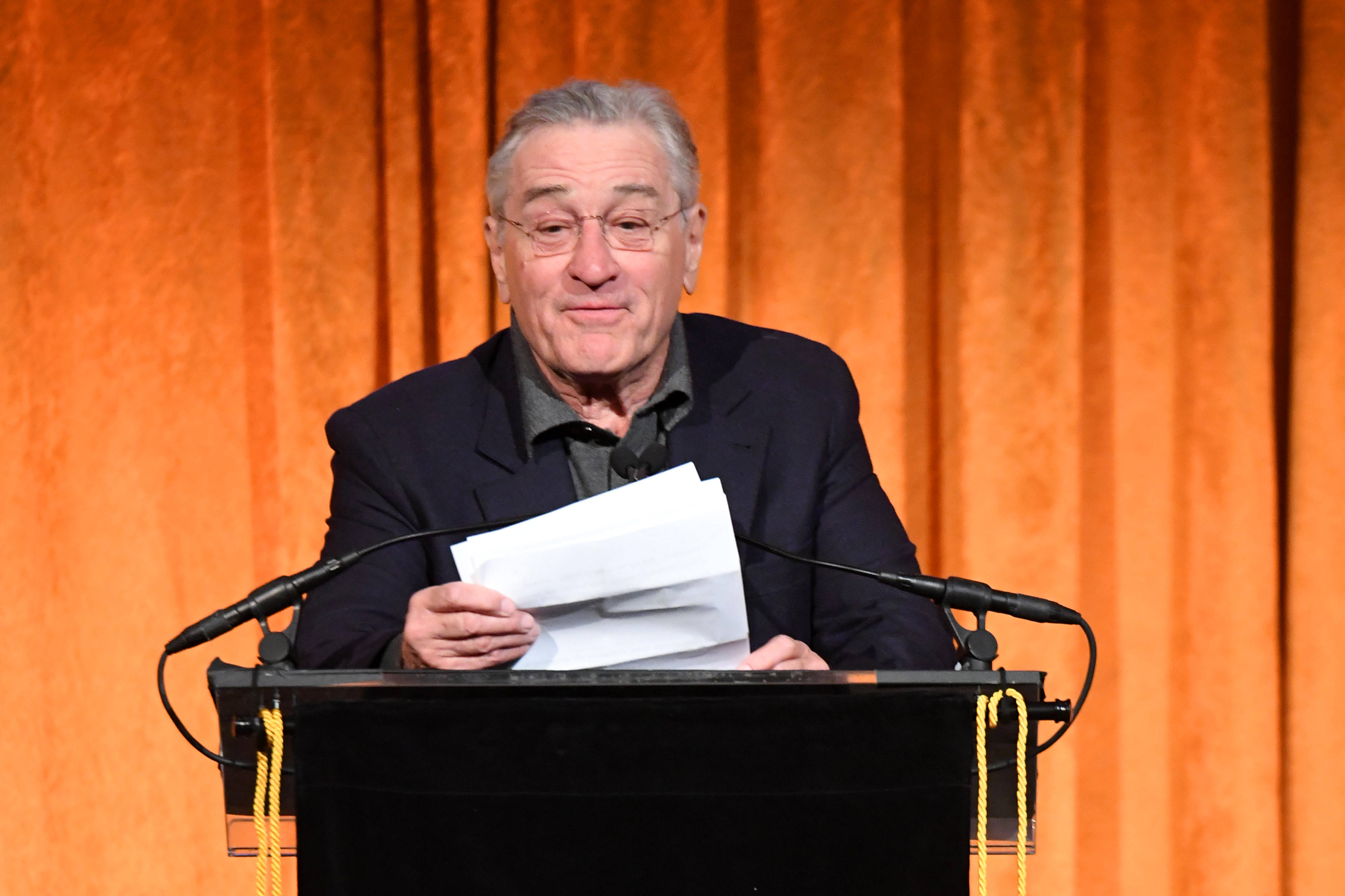 Robert De Niro, black podium, papers, 2K Desktop Wallpaper