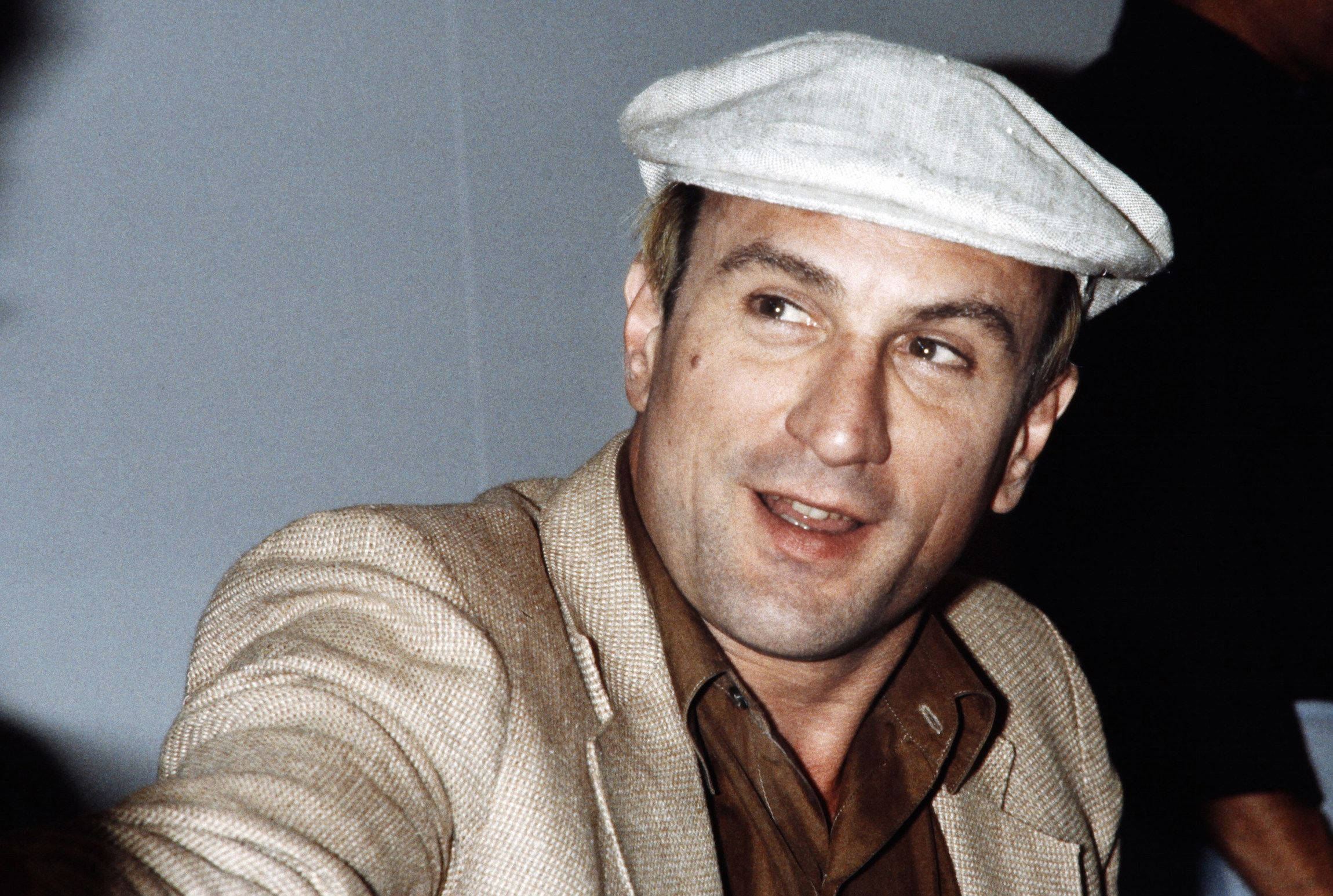 Robert De Niro, light gray flat cap, beige jacket, Full HD Desktop Wallpaper