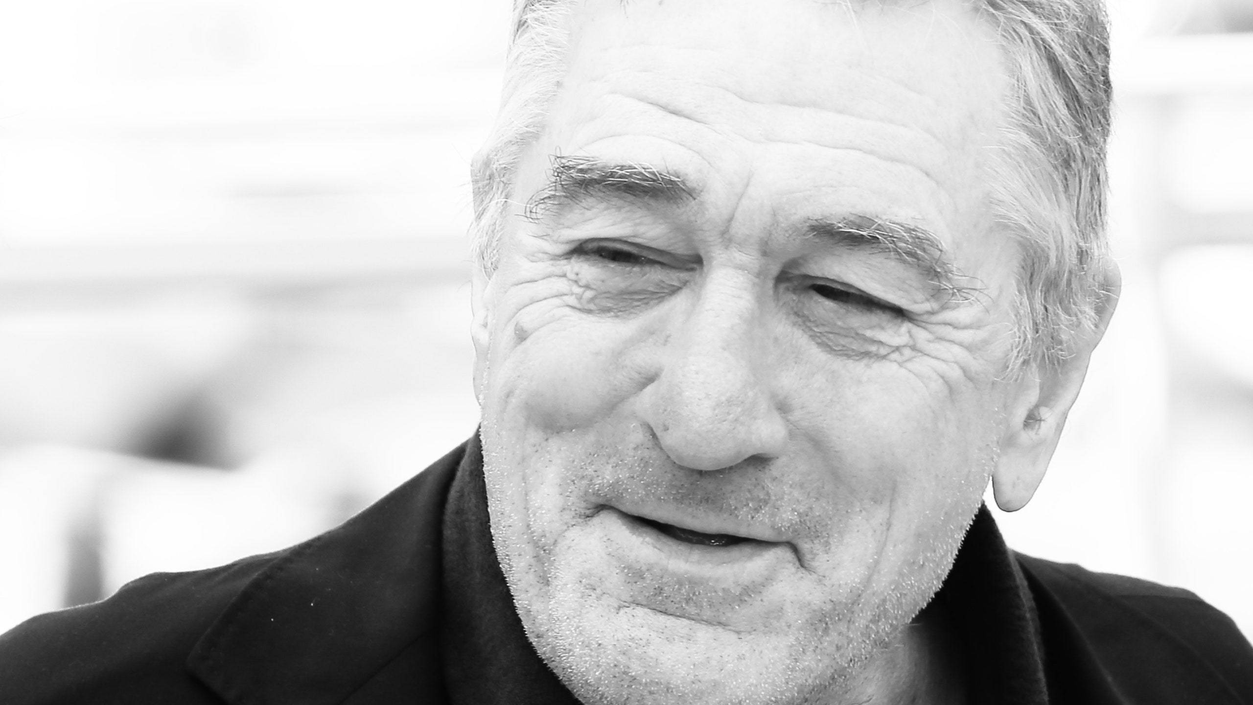Robert De Niro, black and white portrait, smiling older man, 2K Desktop Wallpaper
