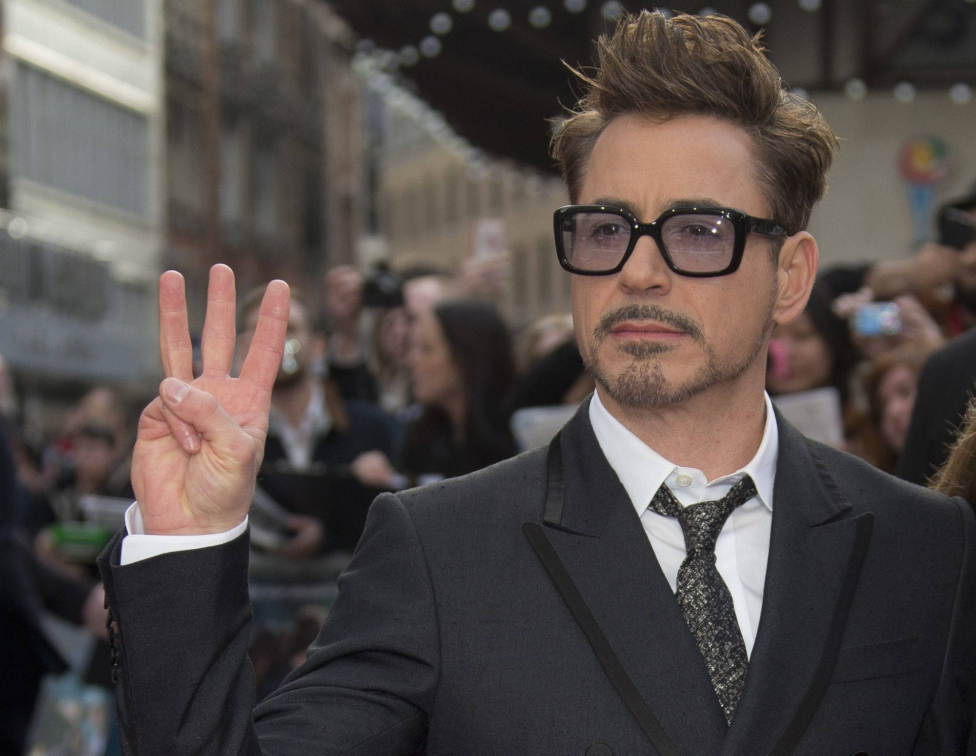 Robert Downey Jr., iconic glasses, sharp suit, Full HD Desktop Wallpaper