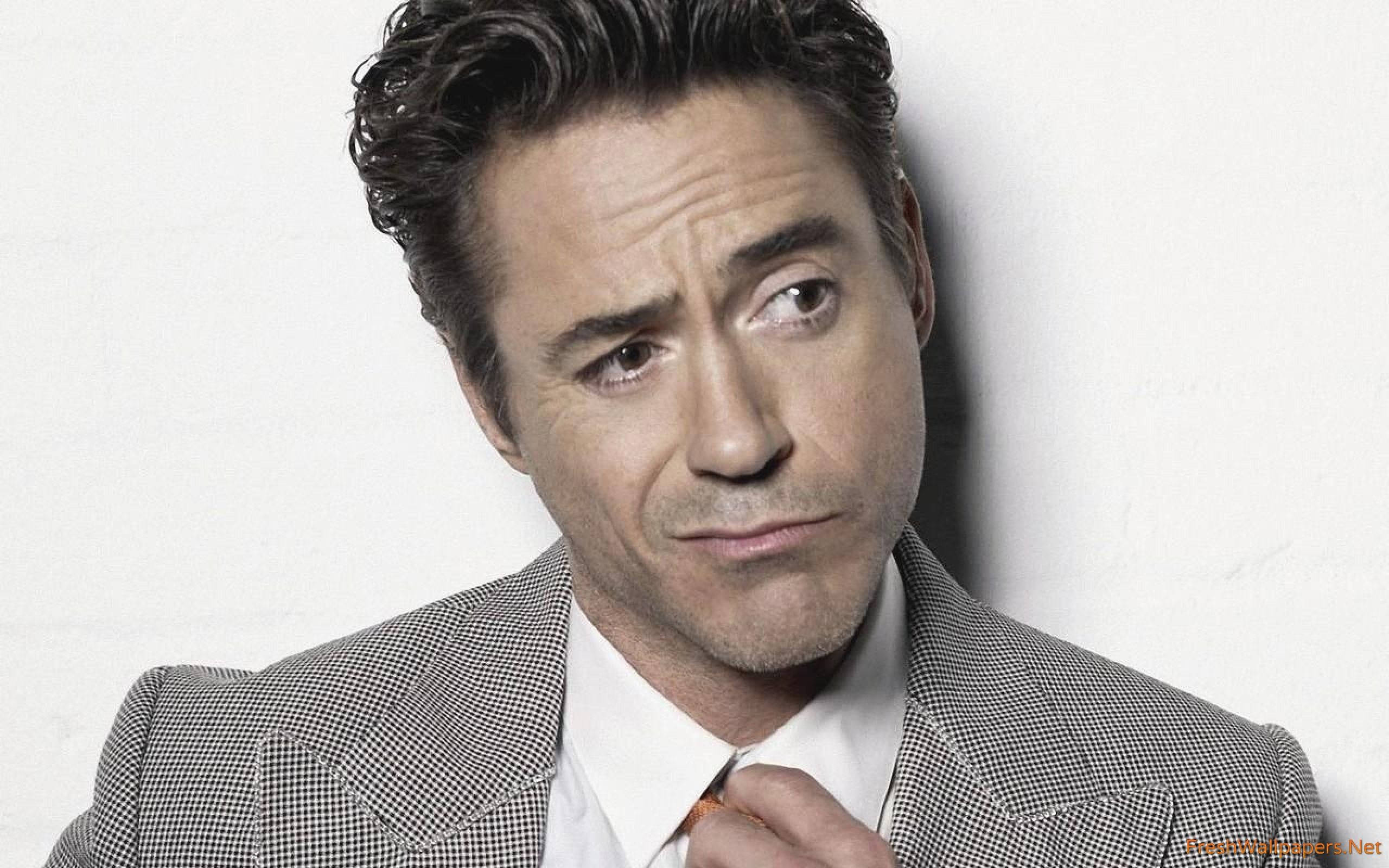 Robert Downey Jr, checkered suit, tie, 2K Desktop Wallpaper